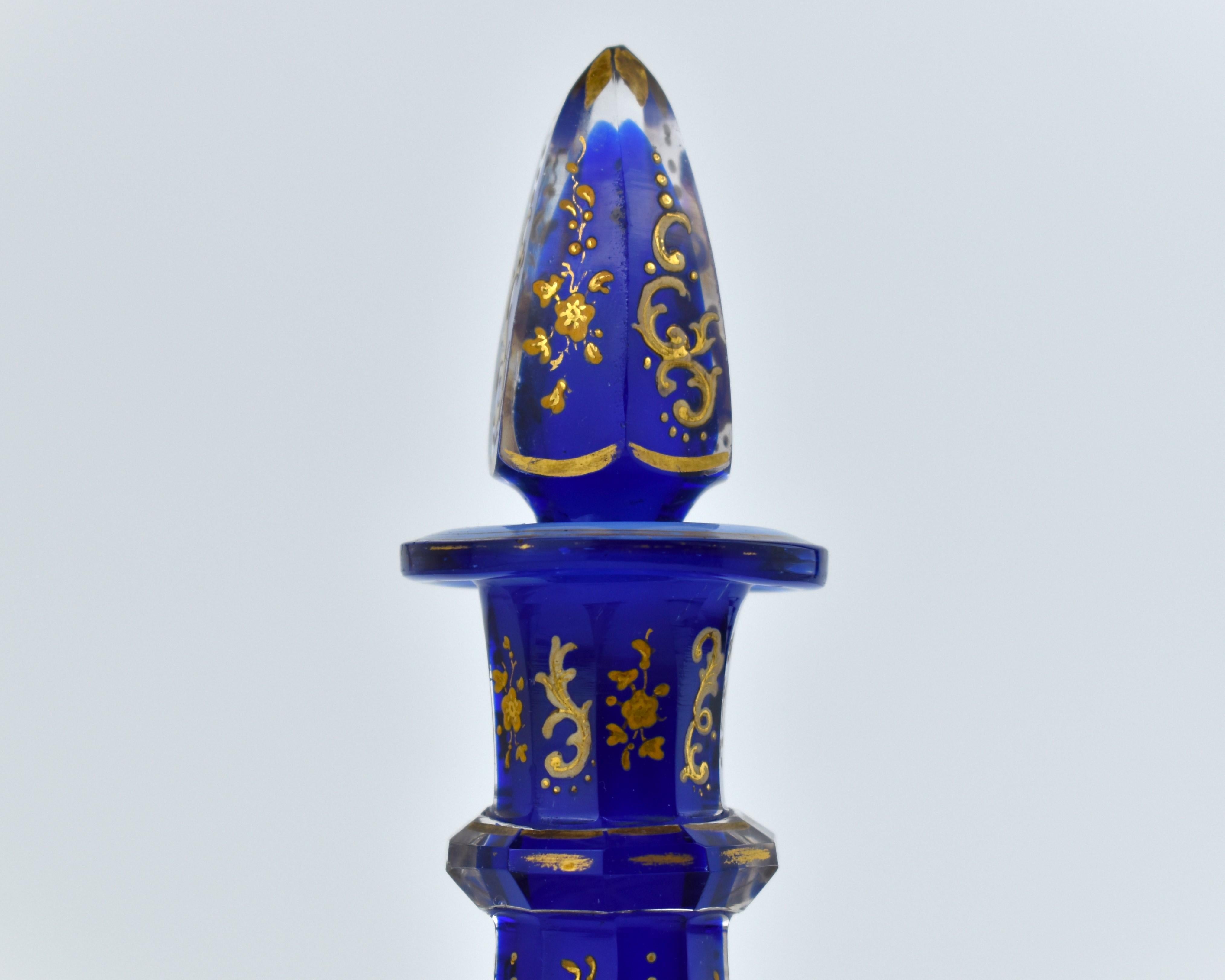 Antiguo frasco de perfume de cristal tallado azul cobalto de Bohemia, decantador, siglo XIX en venta 1