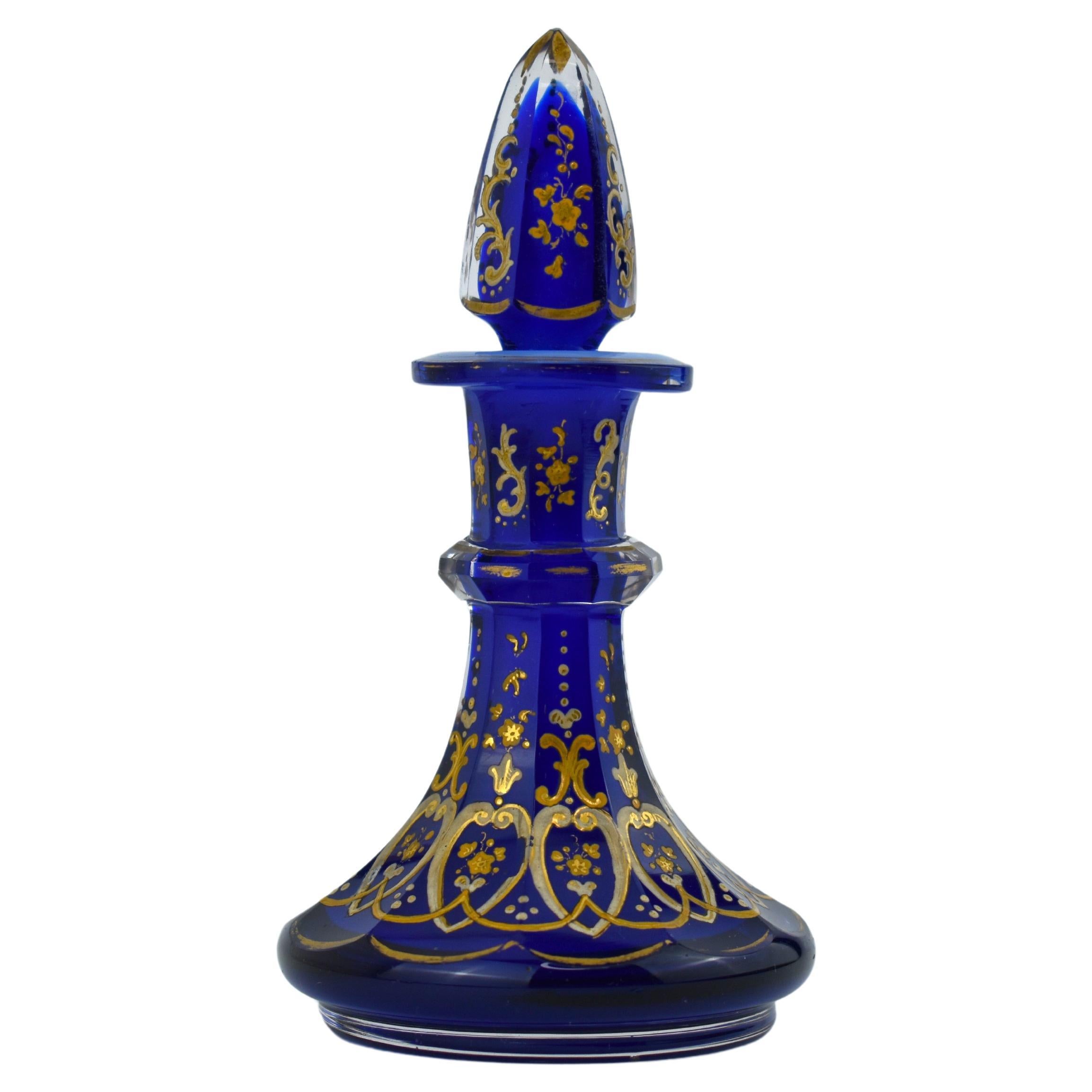 Antiguo frasco de perfume de cristal tallado azul cobalto de Bohemia, decantador, siglo XIX en venta