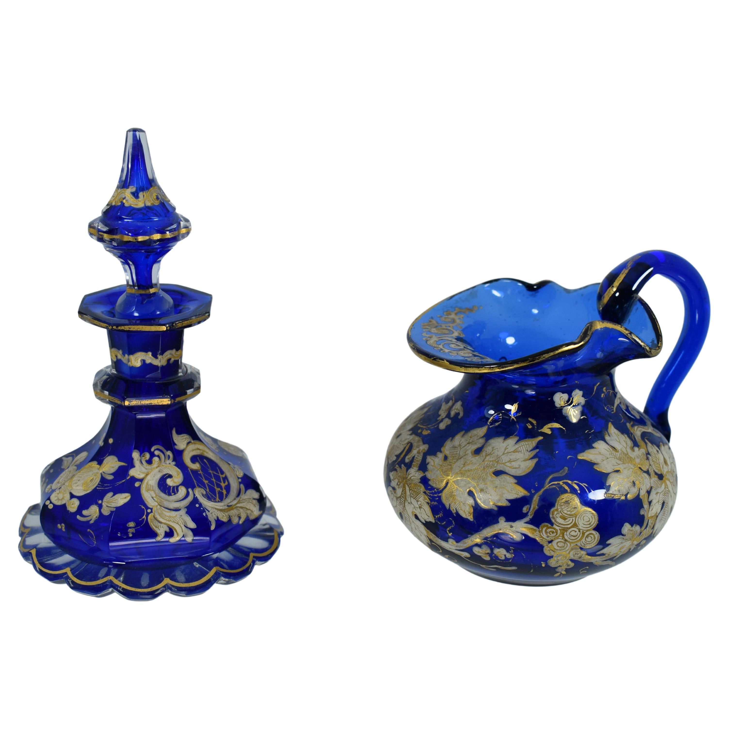 Antike böhmische Parfümflasche und Krug aus kobaltblau emailliertem Glas, 19. Jahrhundert (Emailliert) im Angebot