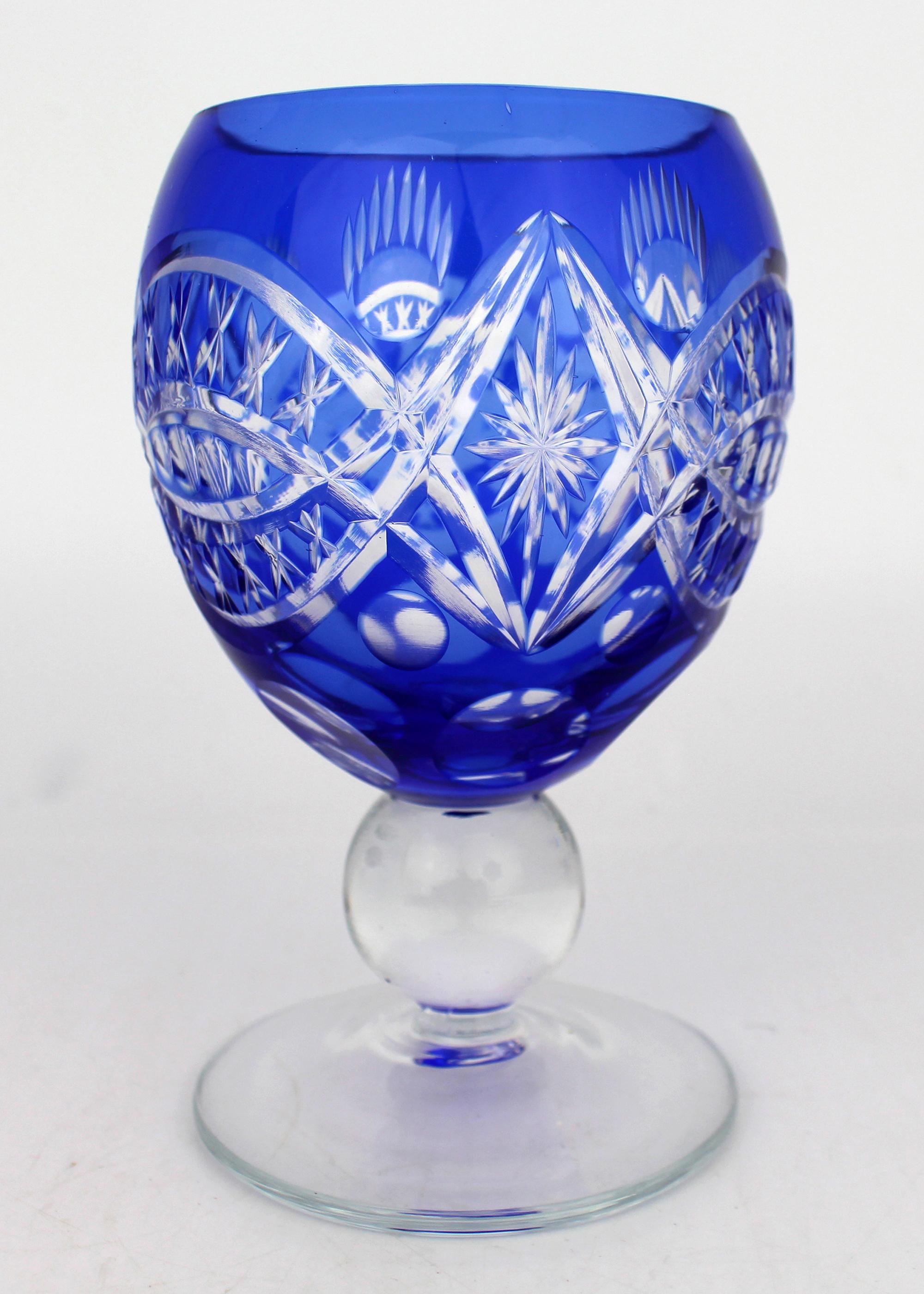 Antike böhmische Suite aus geschliffenem Kristall mit kobaltblauem Überfang um 1910 (Geschliffenes Glas) im Angebot