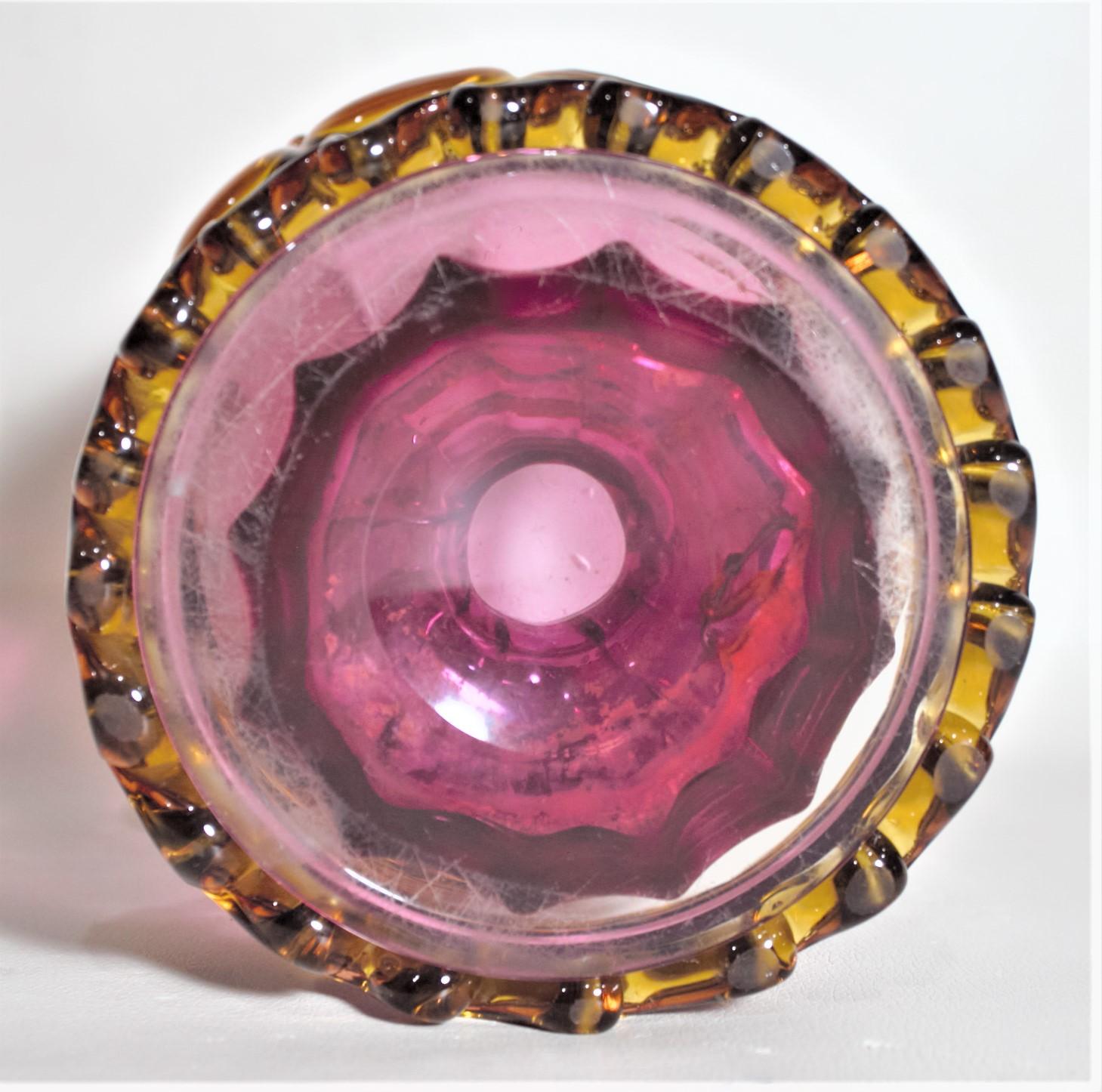 Antique Vase à piédestal en verre de Bohème:: canneberge et ambre appliqué en vente 3