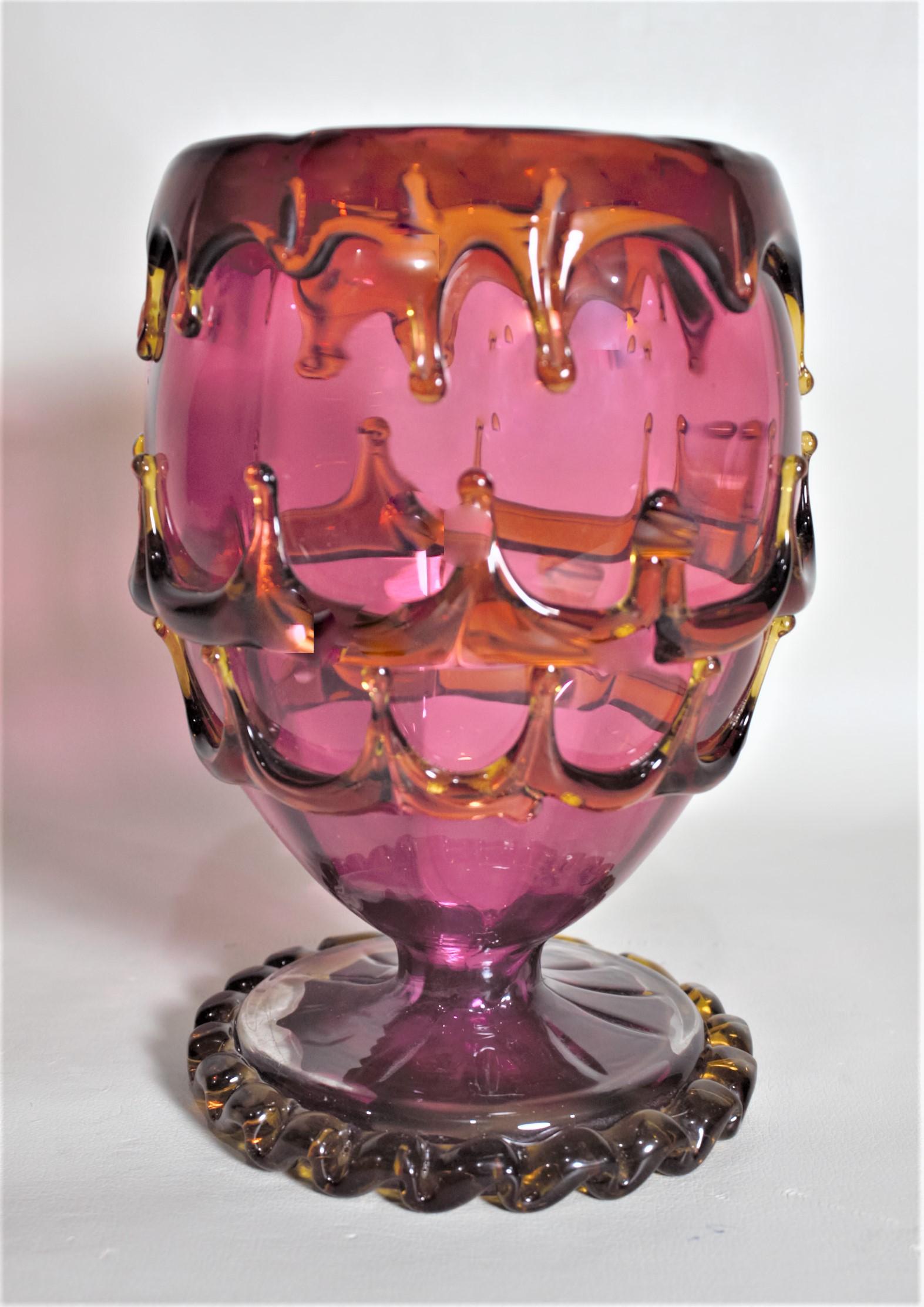 Édouardien Antique Vase à piédestal en verre de Bohème:: canneberge et ambre appliqué en vente