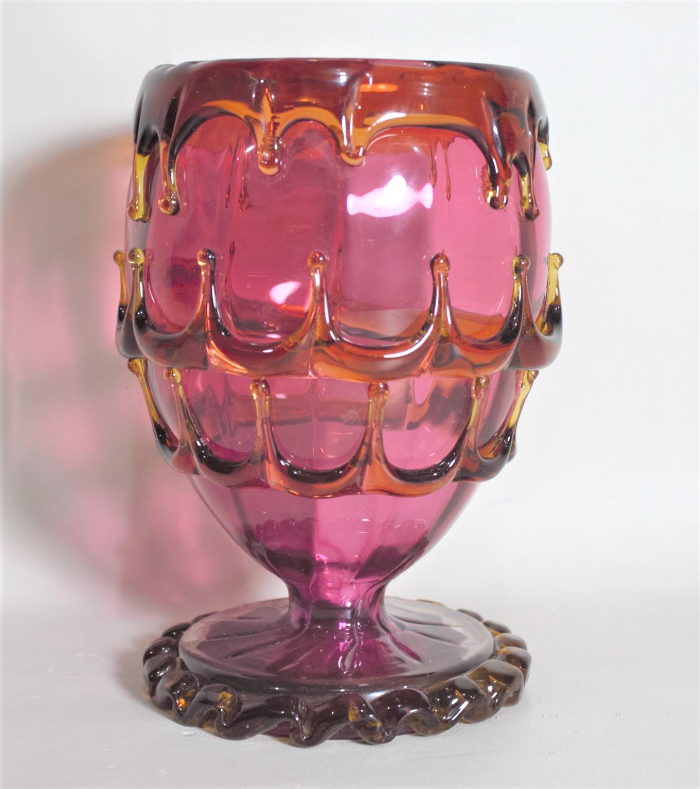 Tchèque Antique Vase à piédestal en verre de Bohème:: canneberge et ambre appliqué en vente