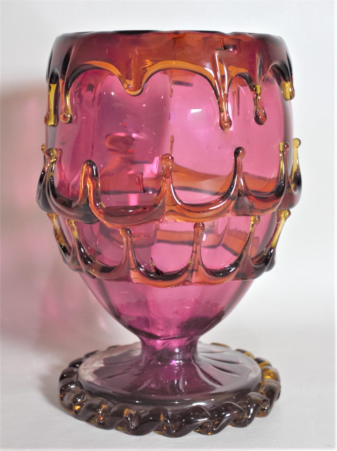 Fait main Antique Vase à piédestal en verre de Bohème:: canneberge et ambre appliqué en vente