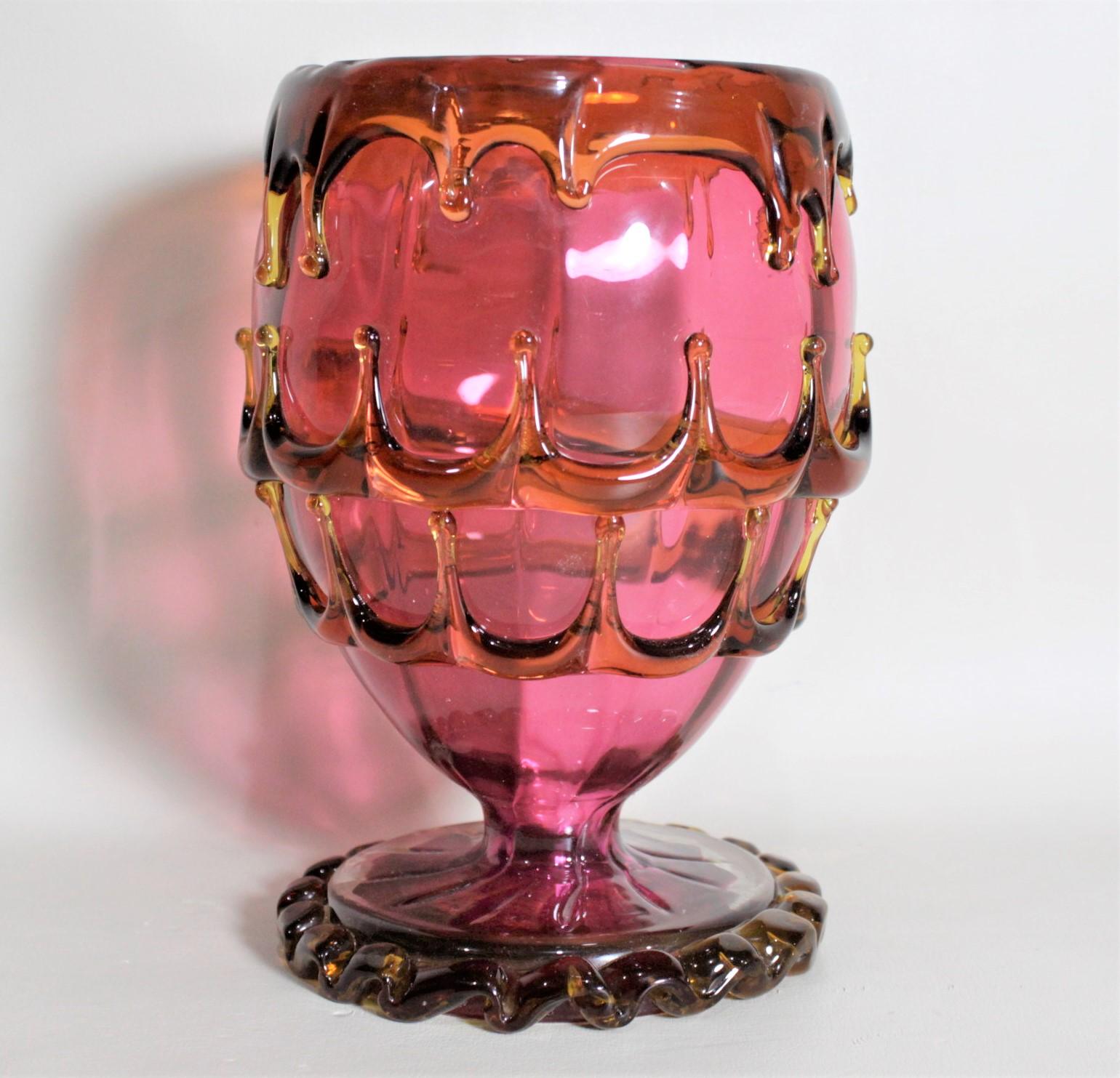 Verre d'art Antique Vase à piédestal en verre de Bohème:: canneberge et ambre appliqué en vente