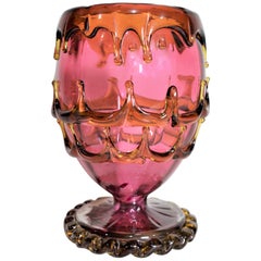 Antique Vase à piédestal en verre de Bohème:: canneberge et ambre appliqué