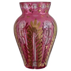 Vase bohème ancien en cristal taillé clair et canneberge avec détails en feuilles dorées