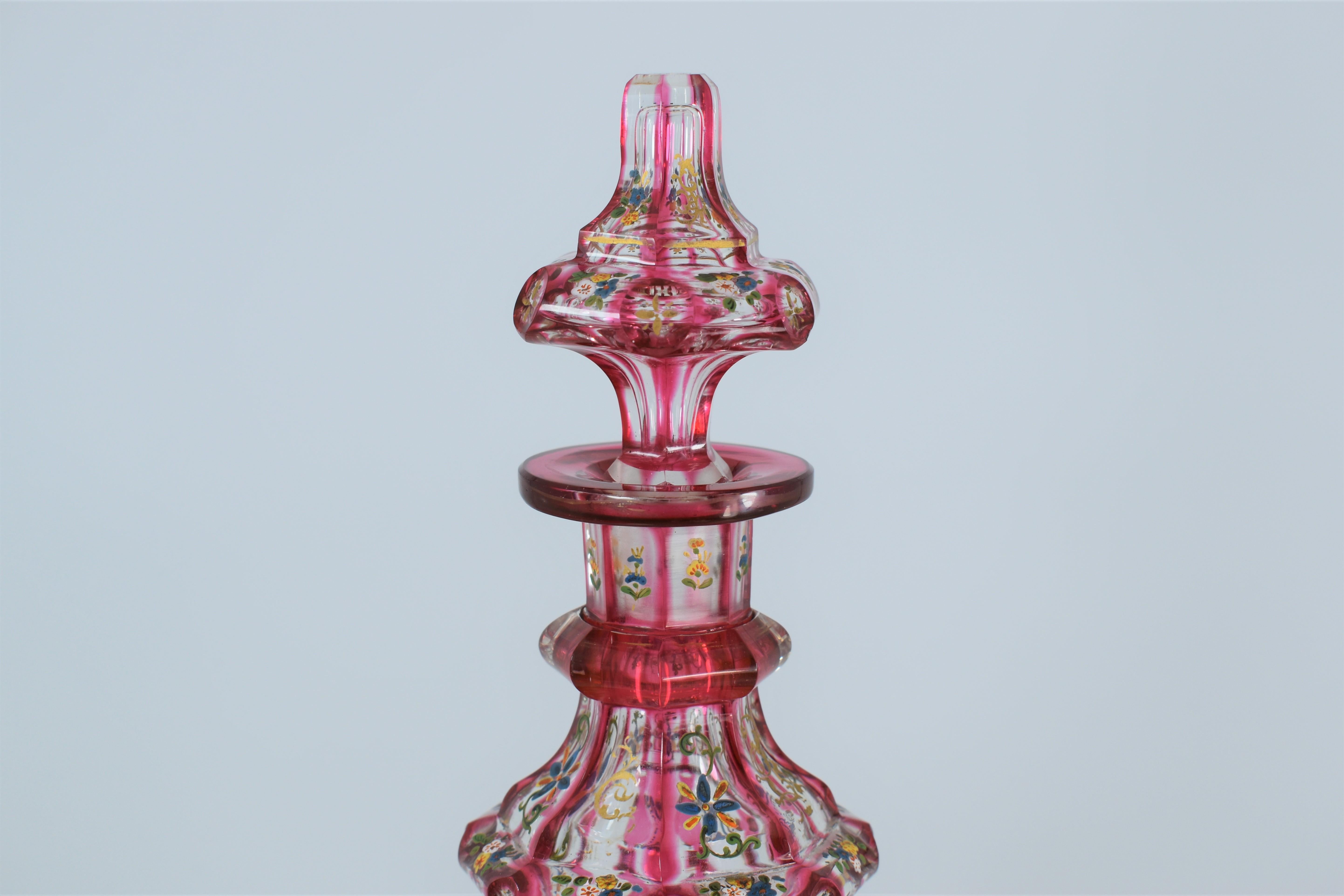 Émaillé Bouteille de parfum de Bohème antique en verre émaillé couleur canneberge, 19e siècle en vente