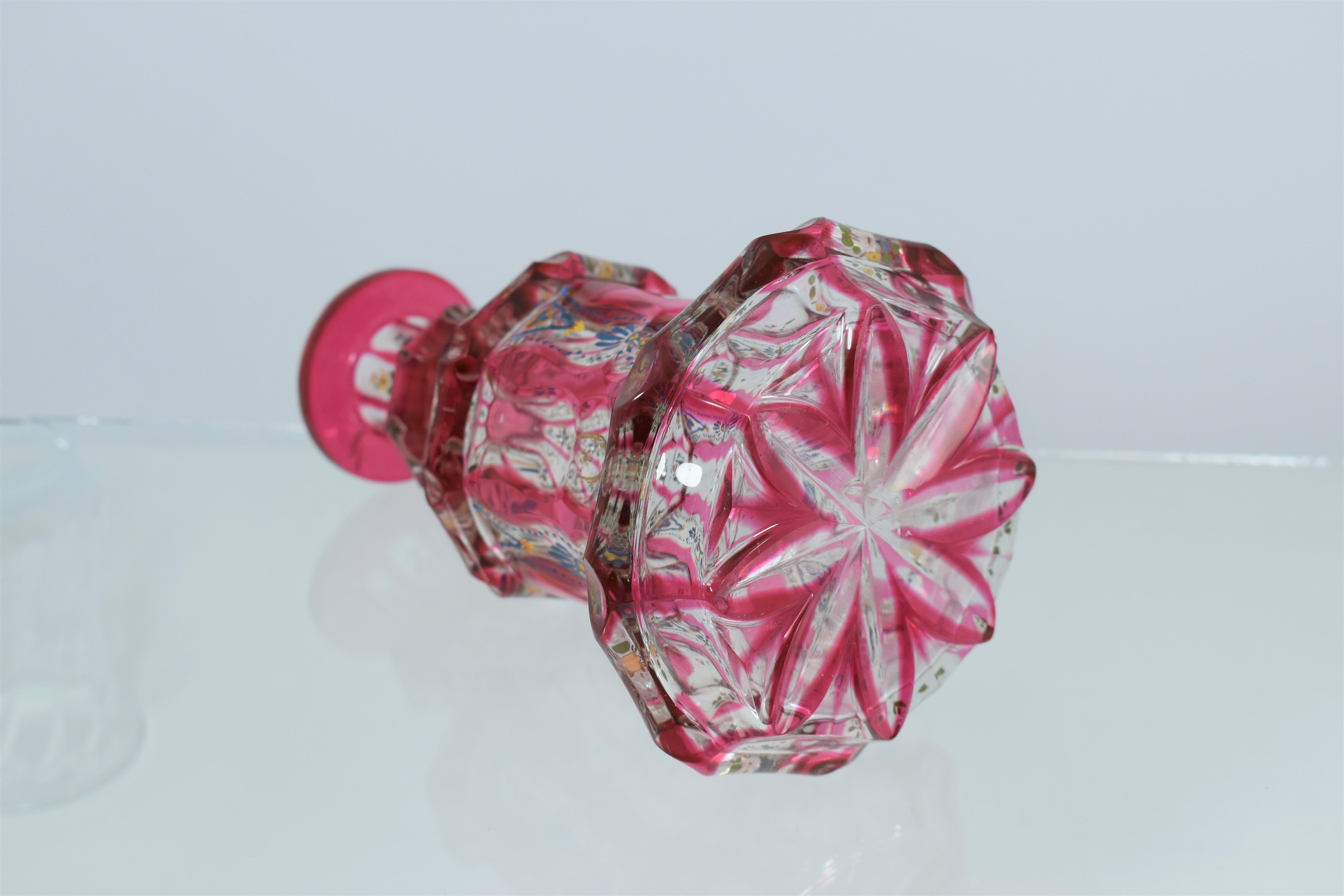 Verre Bouteille de parfum de Bohème antique en verre émaillé couleur canneberge, 19e siècle en vente