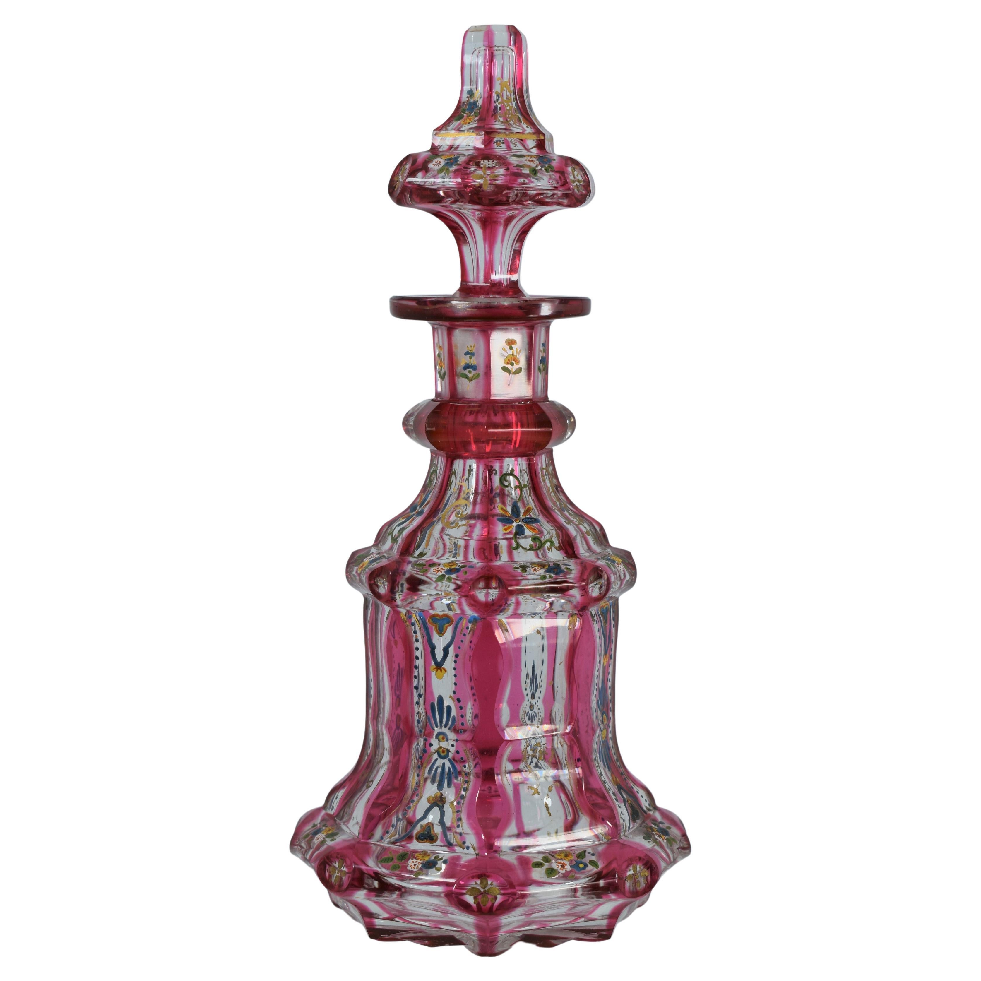 Bouteille de parfum de Bohème antique en verre émaillé couleur canneberge, 19e siècle en vente