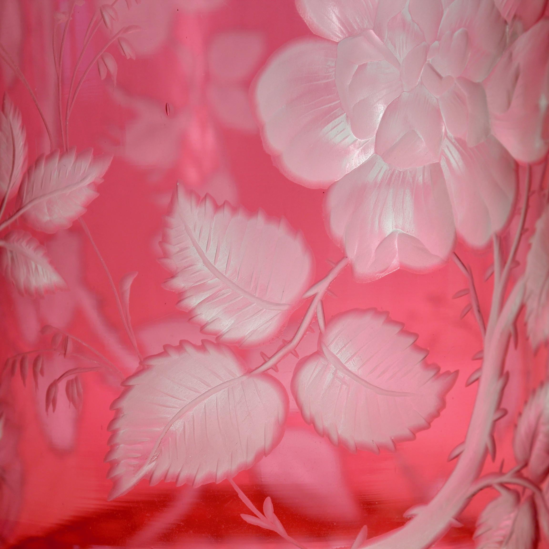 Antike böhmische Vase aus geschliffenem, klarem Glas mit Rosenüberzug und Preiselbeeren im Angebot 4