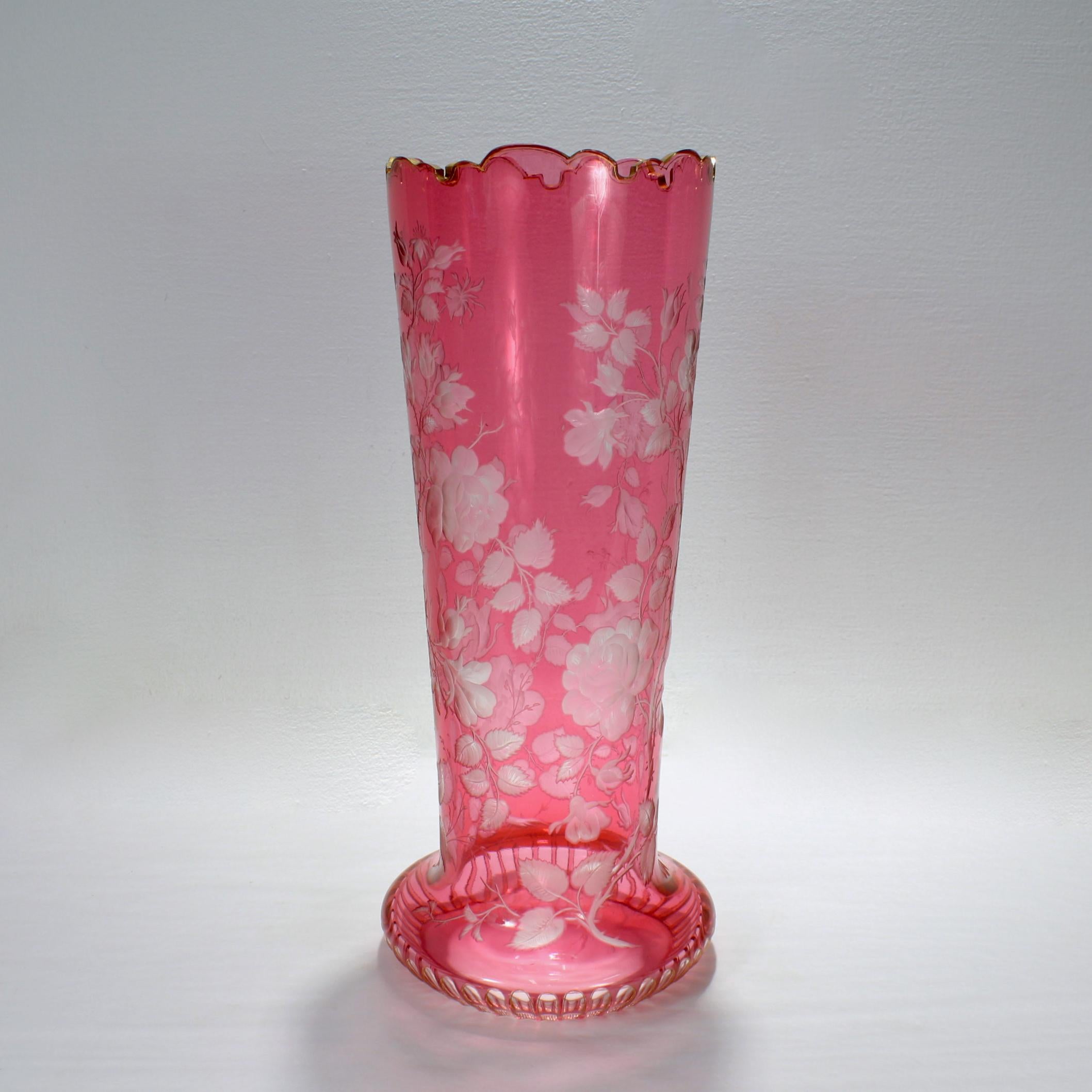 Antike böhmische Vase aus geschliffenem, klarem Glas mit Rosenüberzug und Preiselbeeren (Böhmisch) im Angebot