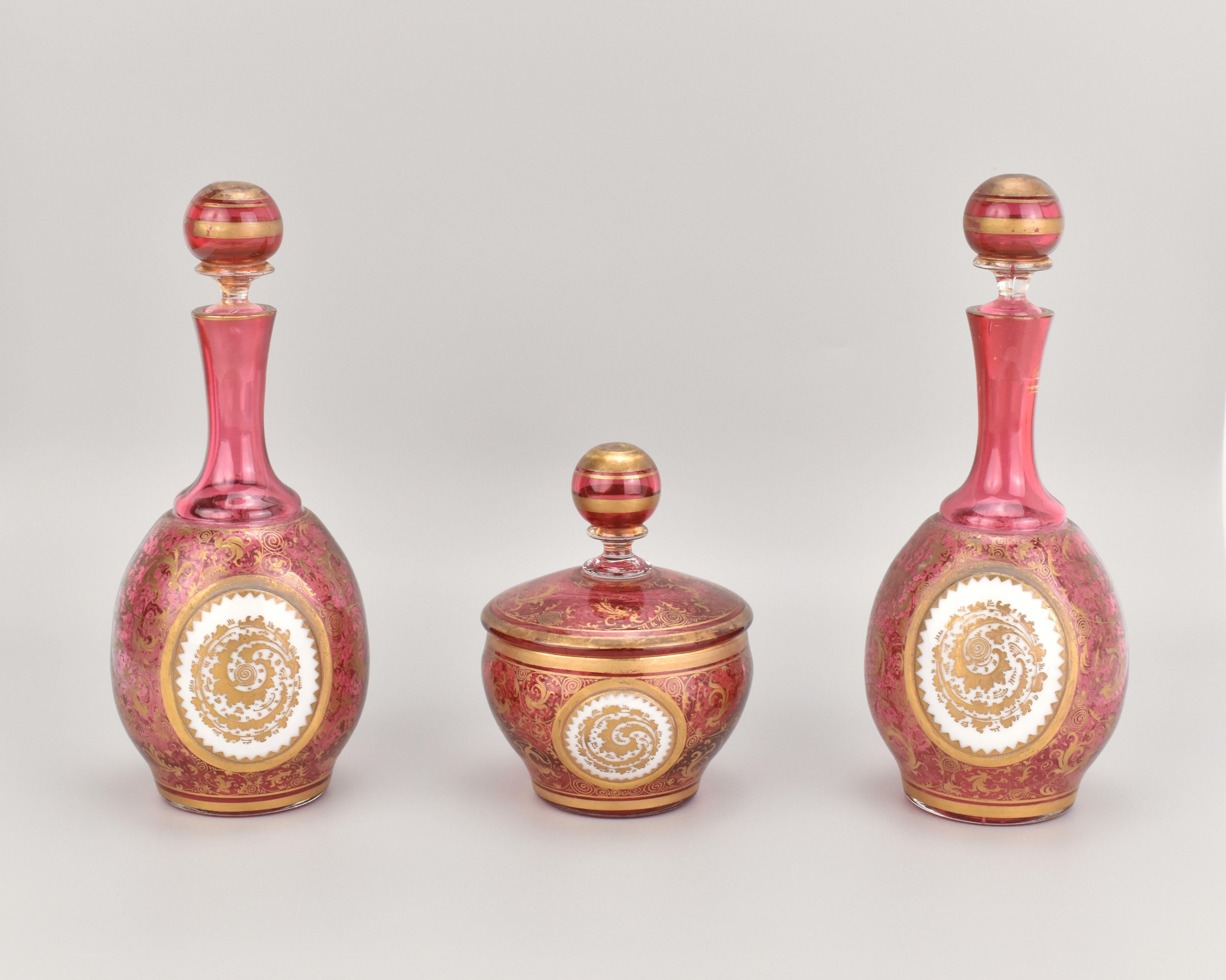 Antikes böhmisches Schminktischset aus Glas mit Preiselbeer-Overlay-Glas von Moser, 19. Jahrhundert (Europäisch) im Angebot