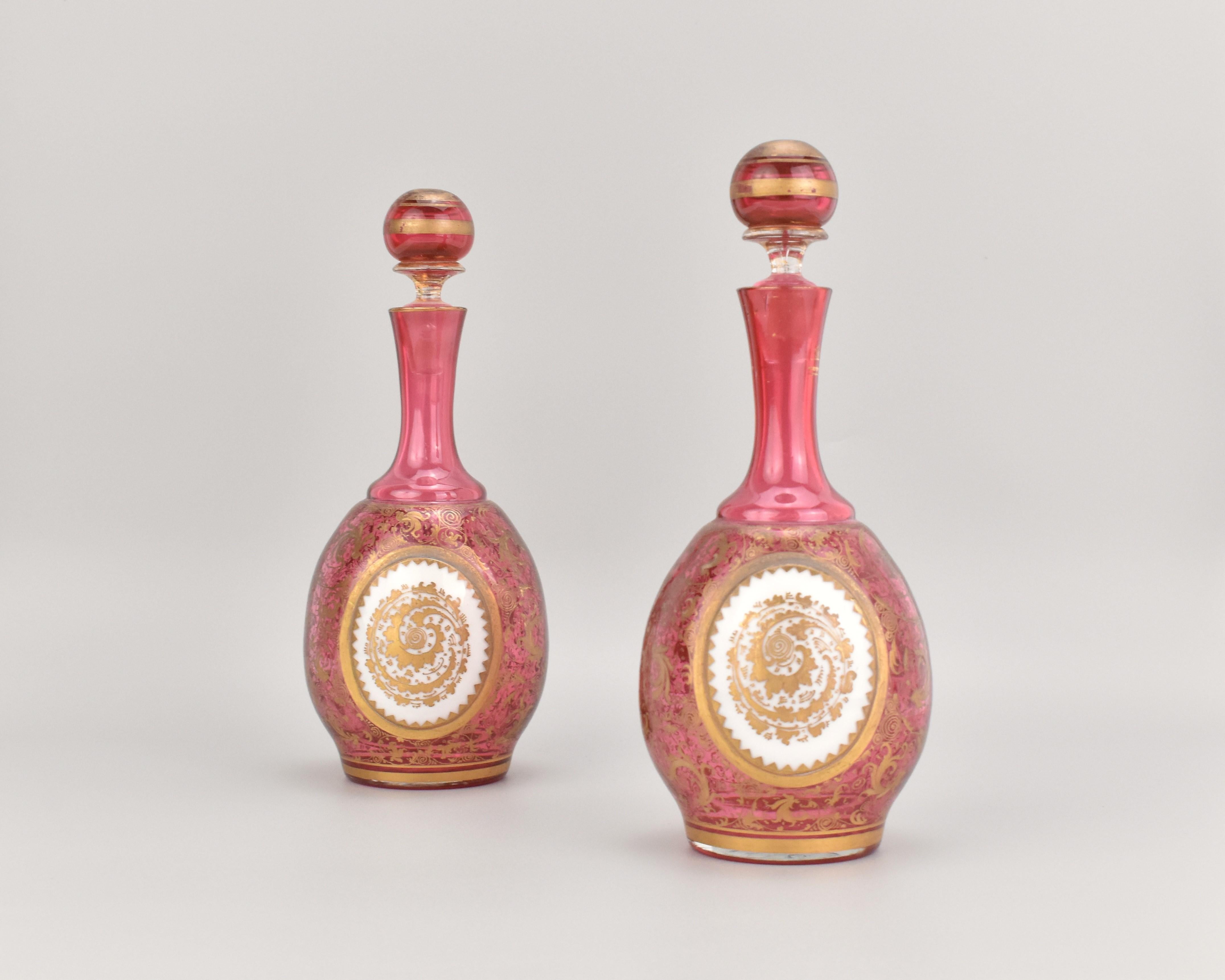 Antikes böhmisches Schminktischset aus Glas mit Preiselbeer-Overlay-Glas von Moser, 19. Jahrhundert (Vergoldet) im Angebot