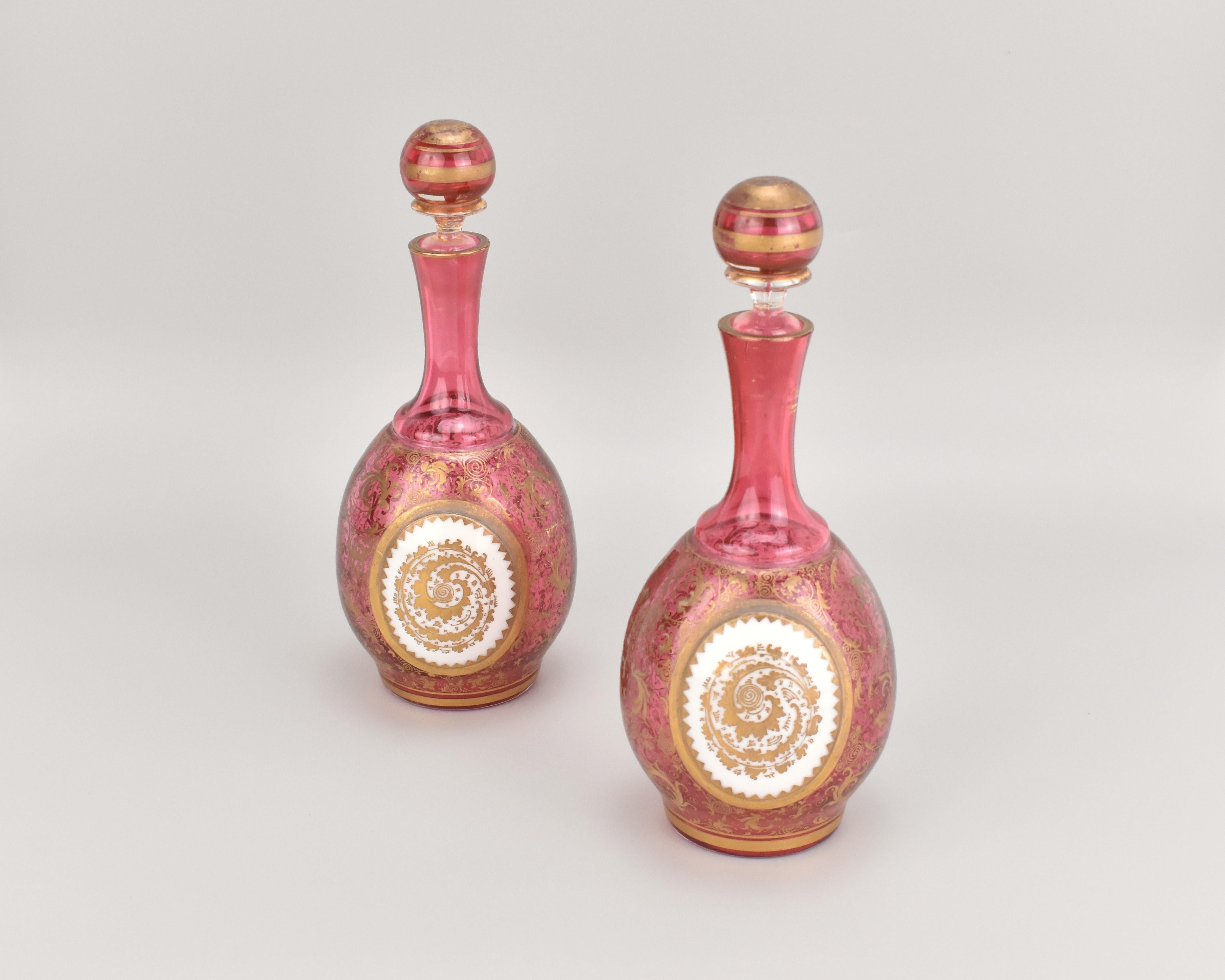 Antikes böhmisches Schminktischset aus Glas mit Preiselbeer-Overlay-Glas von Moser, 19. Jahrhundert im Zustand „Gut“ im Angebot in Rostock, MV