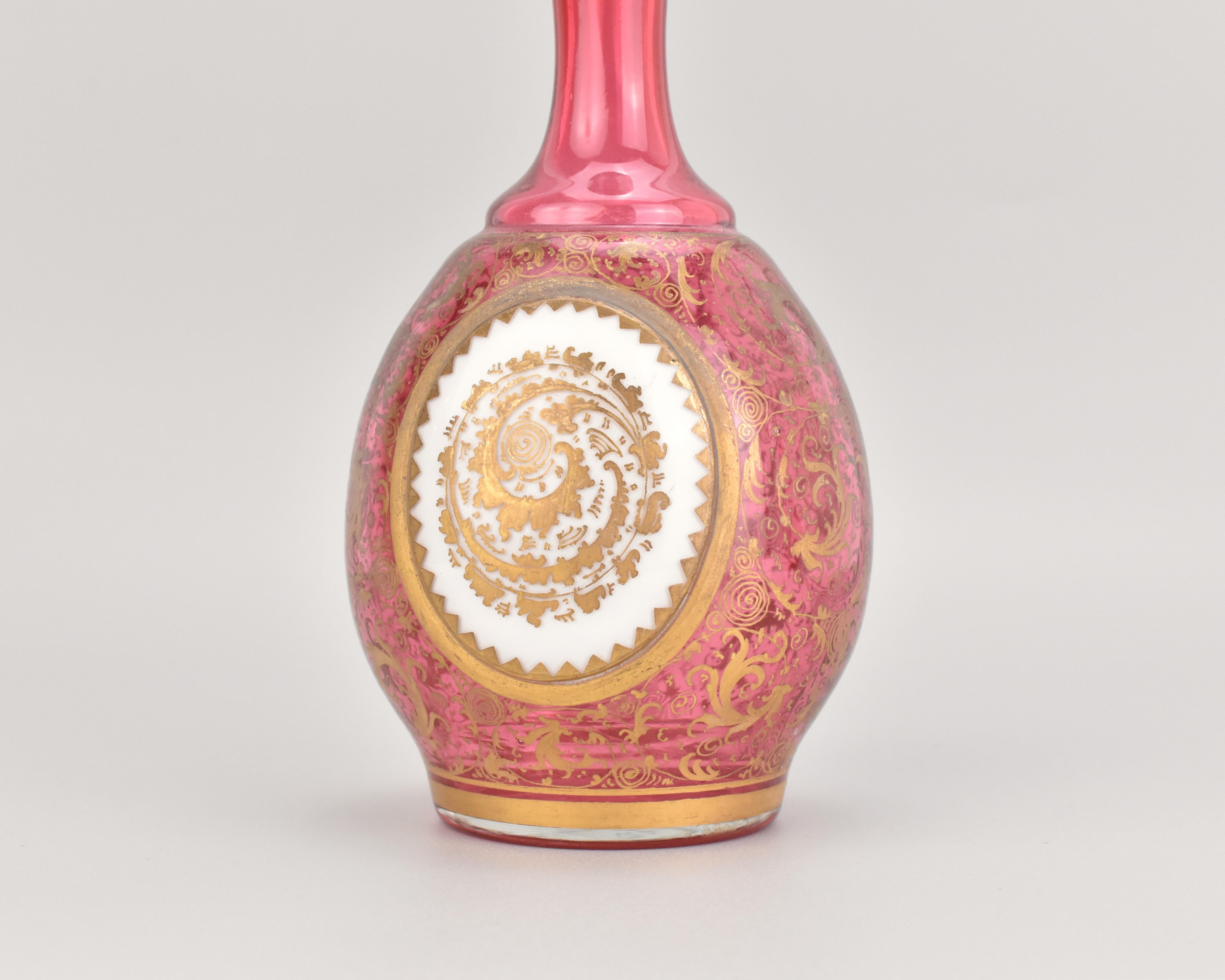 Antikes böhmisches Schminktischset aus Glas mit Preiselbeer-Overlay-Glas von Moser, 19. Jahrhundert im Angebot 4