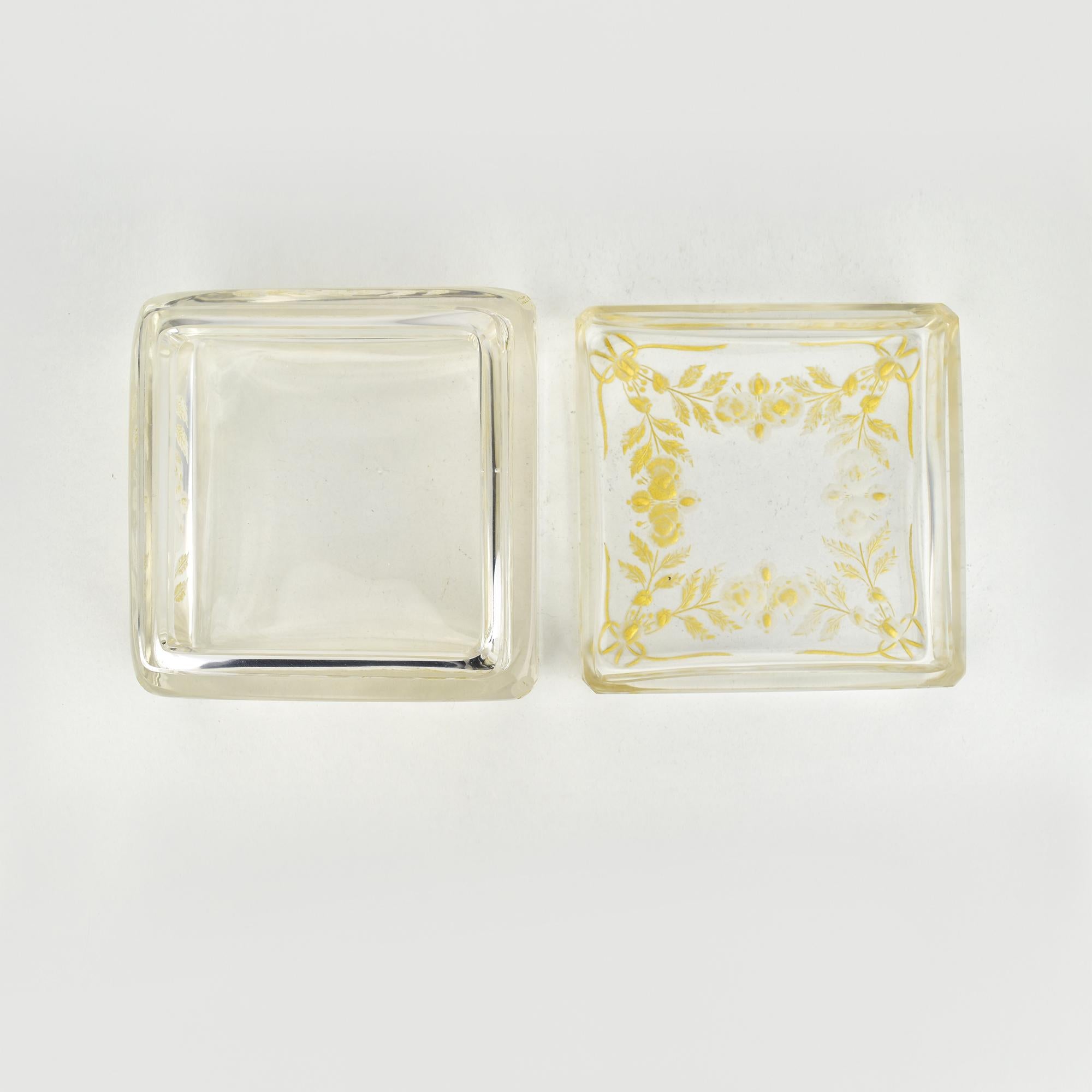 Antigua caja de cristal de Bohemia con motivos florales grabados y dorados de Moser en venta 2