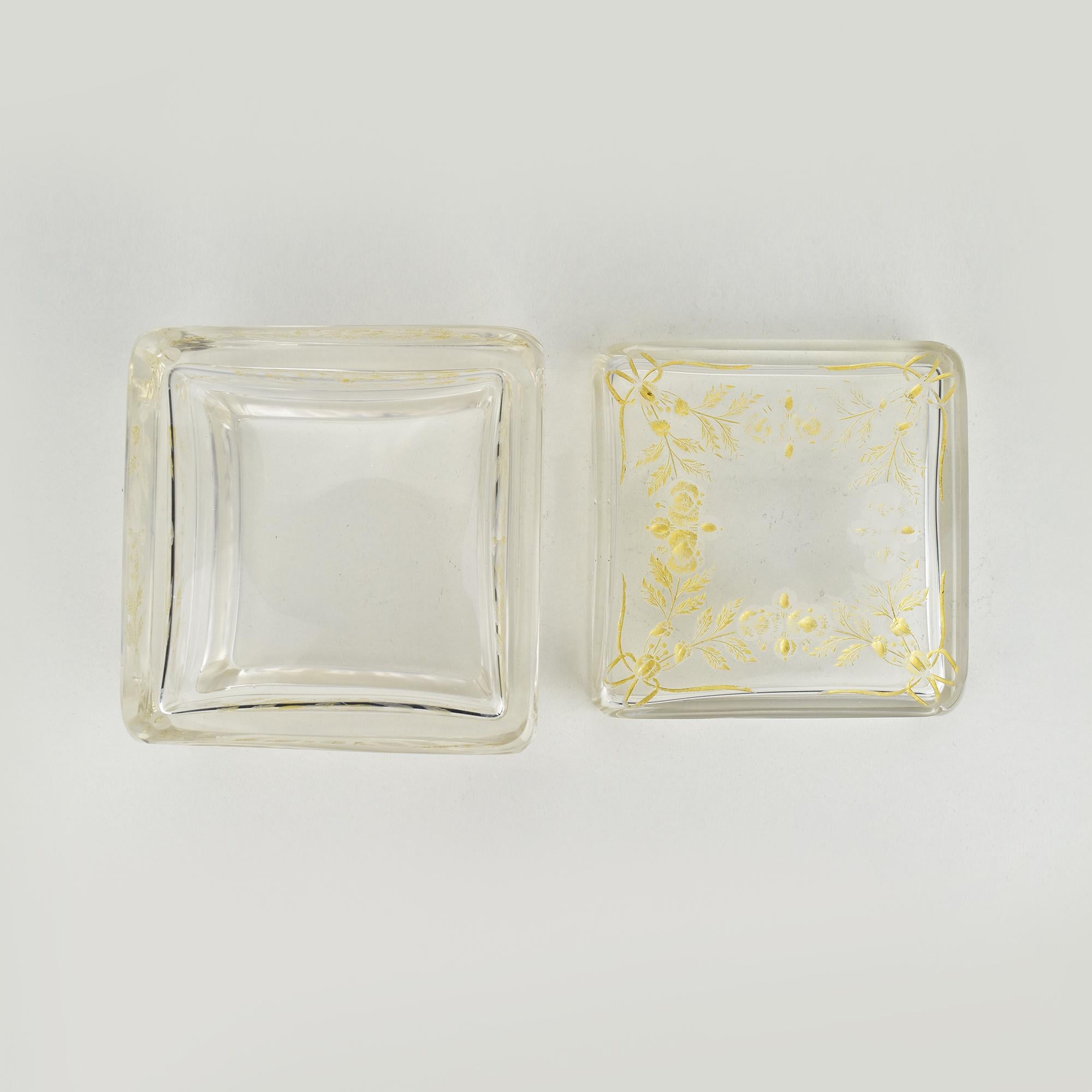Antigua caja de cristal de Bohemia con motivos florales grabados y dorados de Moser en venta 3