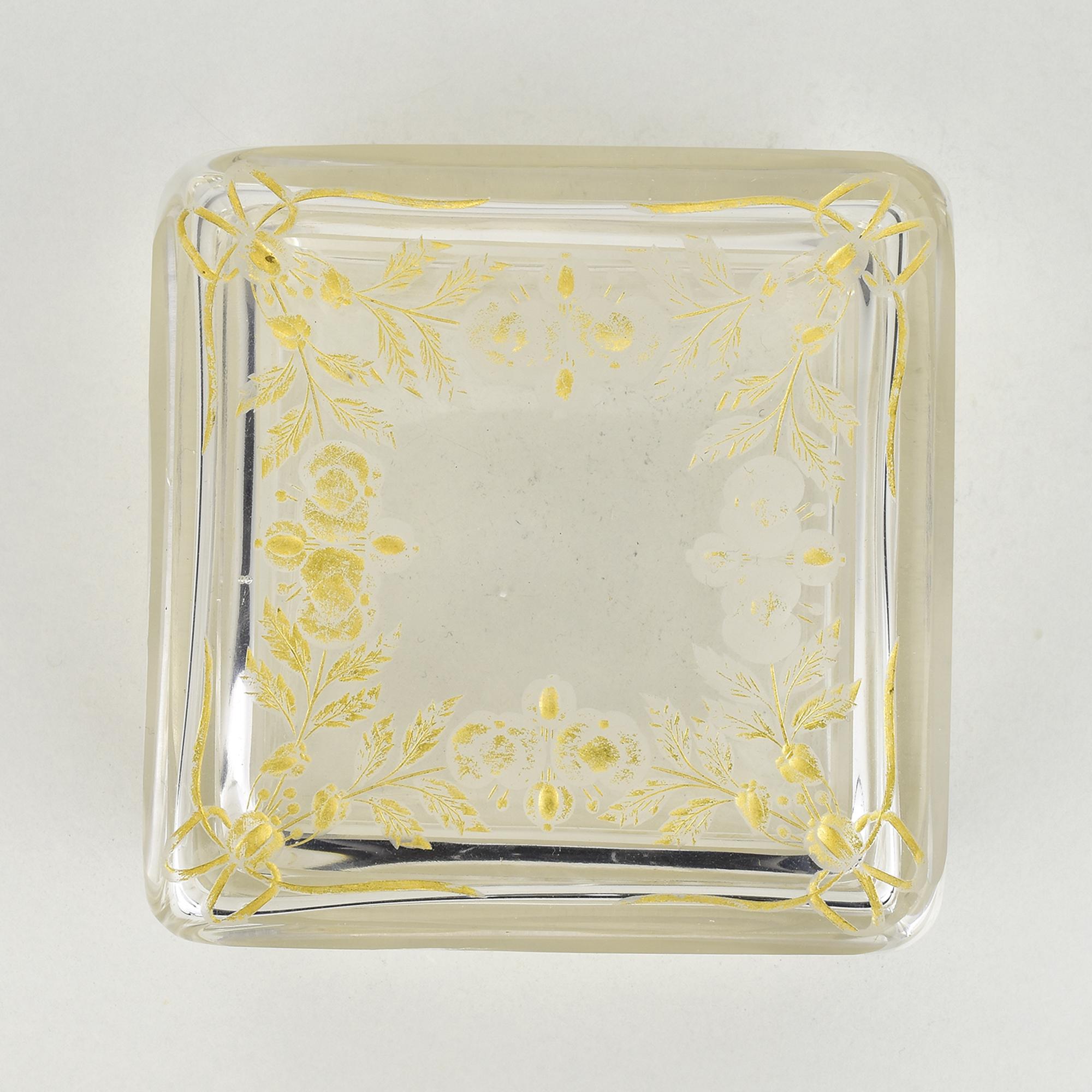 Antigua caja de cristal de Bohemia con motivos florales grabados y dorados de Moser en venta 4