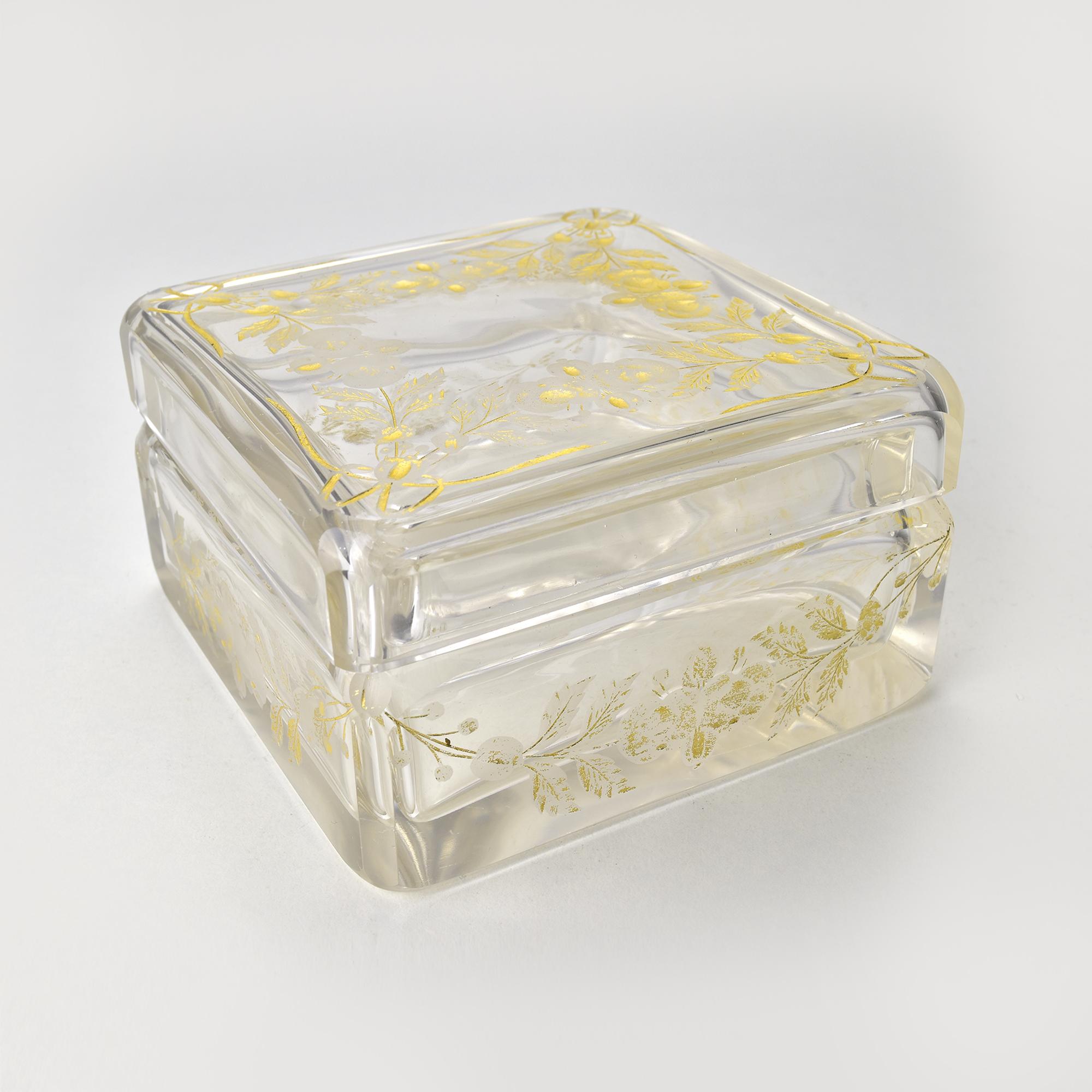 Antigua caja de cristal de Bohemia con motivos florales grabados y dorados de Moser Art Nouveau en venta