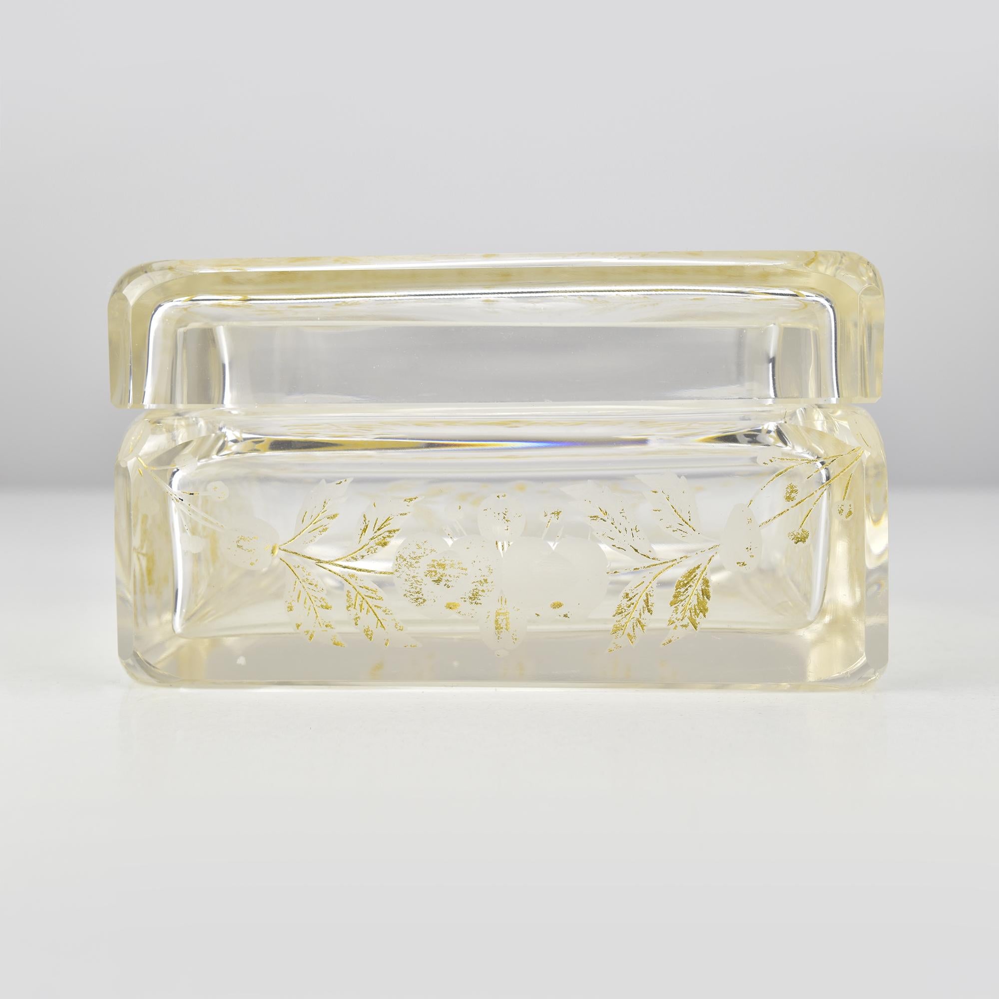 Antigua caja de cristal de Bohemia con motivos florales grabados y dorados de Moser Checo en venta