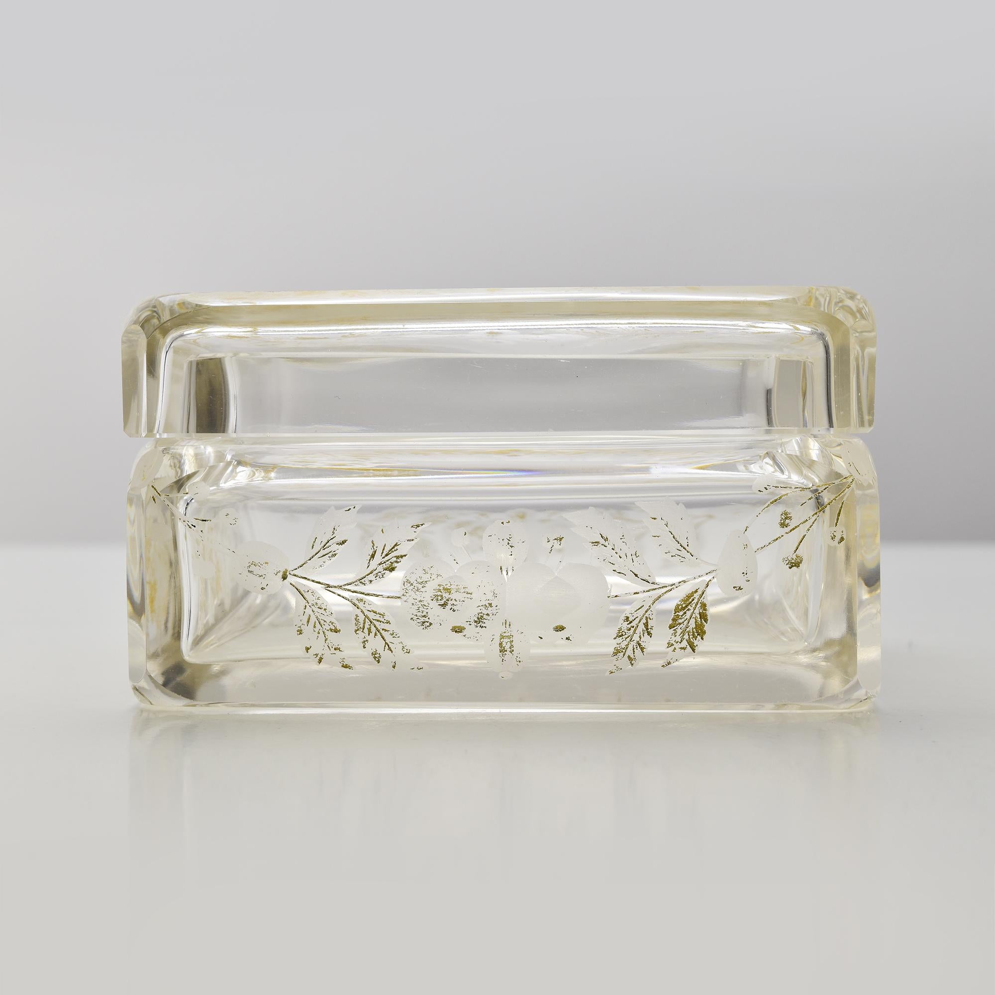 Antigua caja de cristal de Bohemia con motivos florales grabados y dorados de Moser Hecho a mano en venta