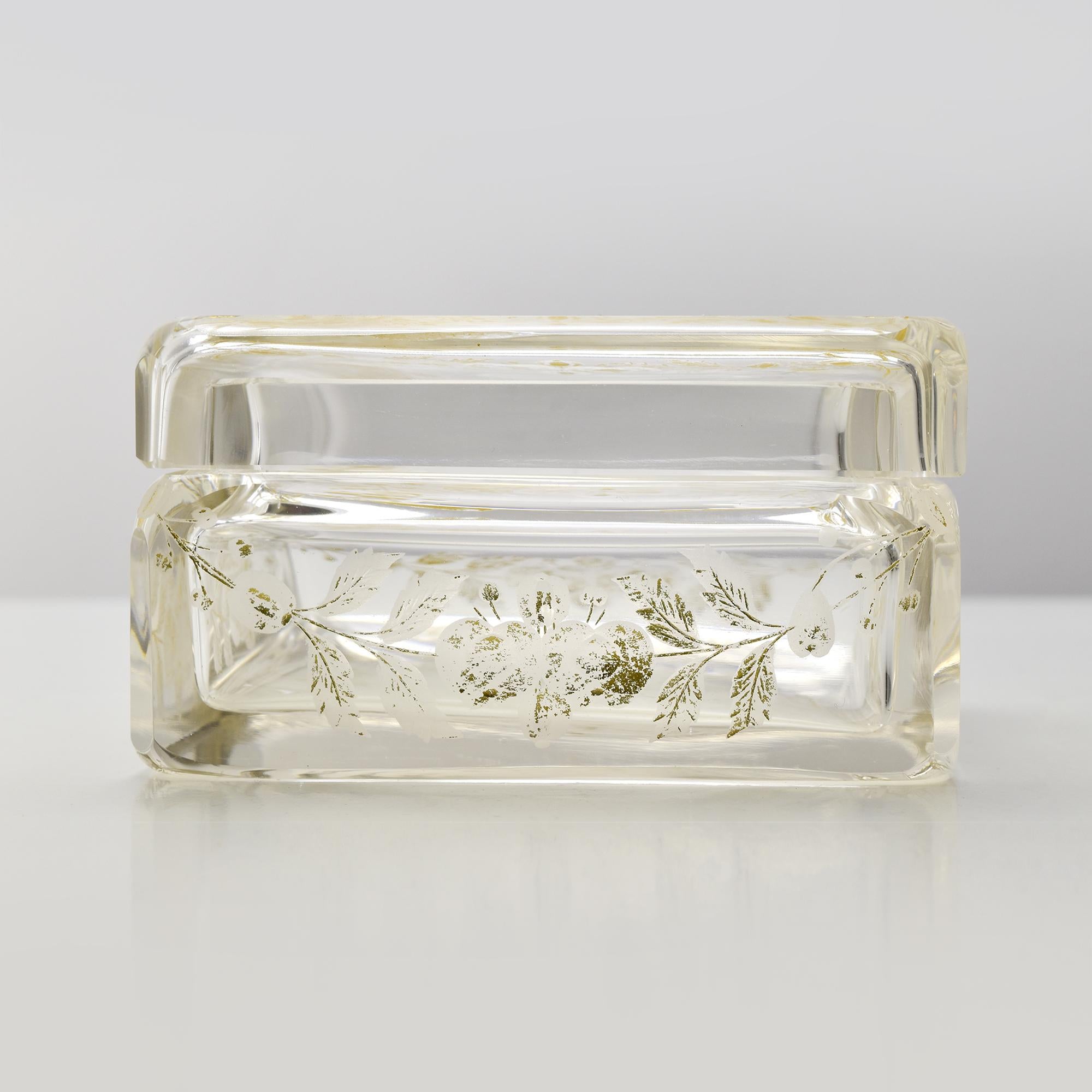 Antigua caja de cristal de Bohemia con motivos florales grabados y dorados de Moser en Bueno estado para la venta en Bad Säckingen, DE