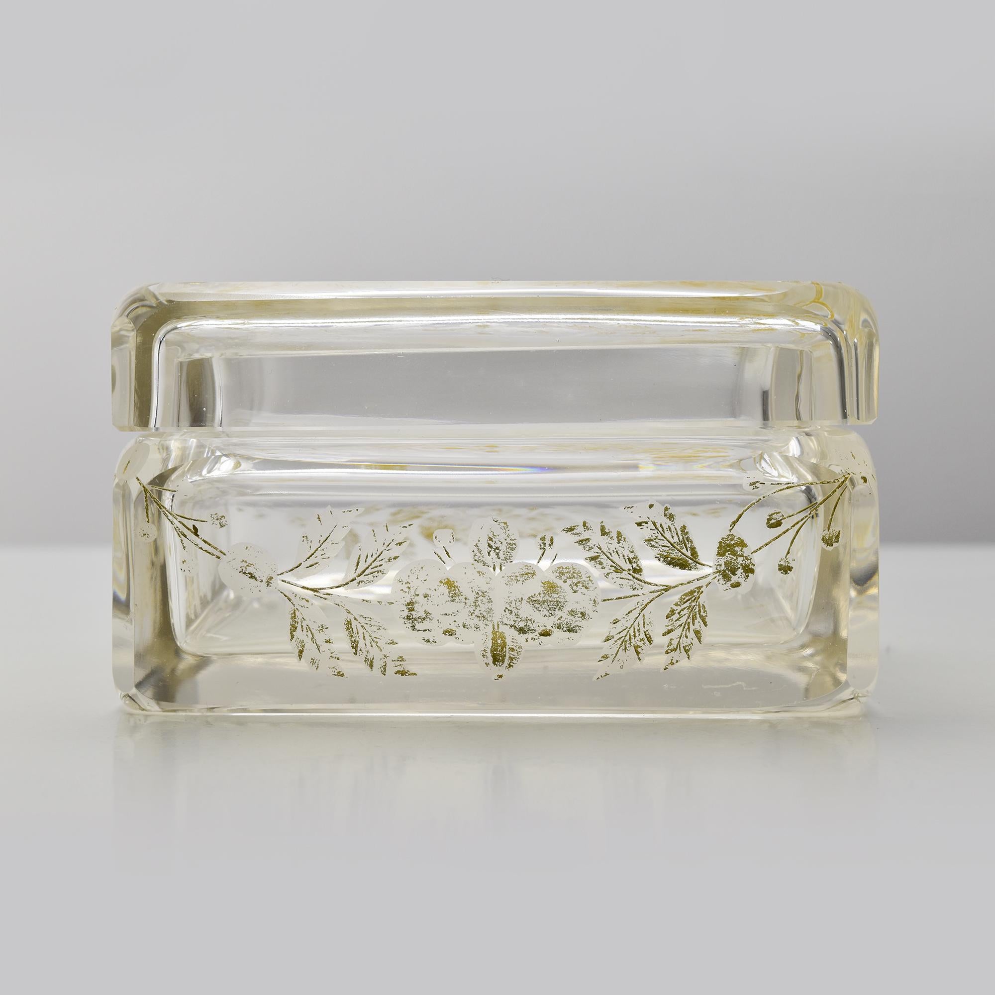 Antigua caja de cristal de Bohemia con motivos florales grabados y dorados de Moser Vidrio en venta