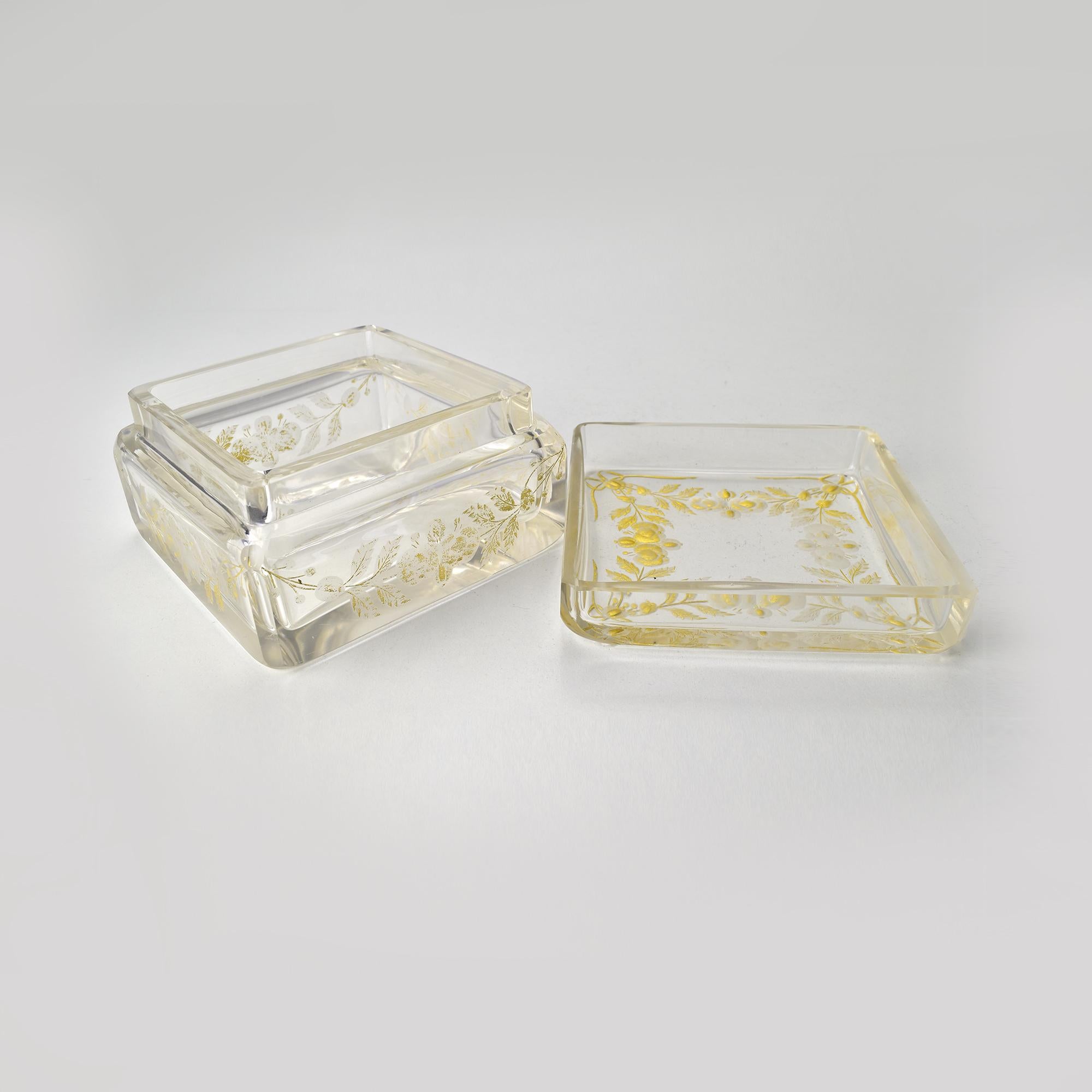 Antigua caja de cristal de Bohemia con motivos florales grabados y dorados de Moser en venta 1