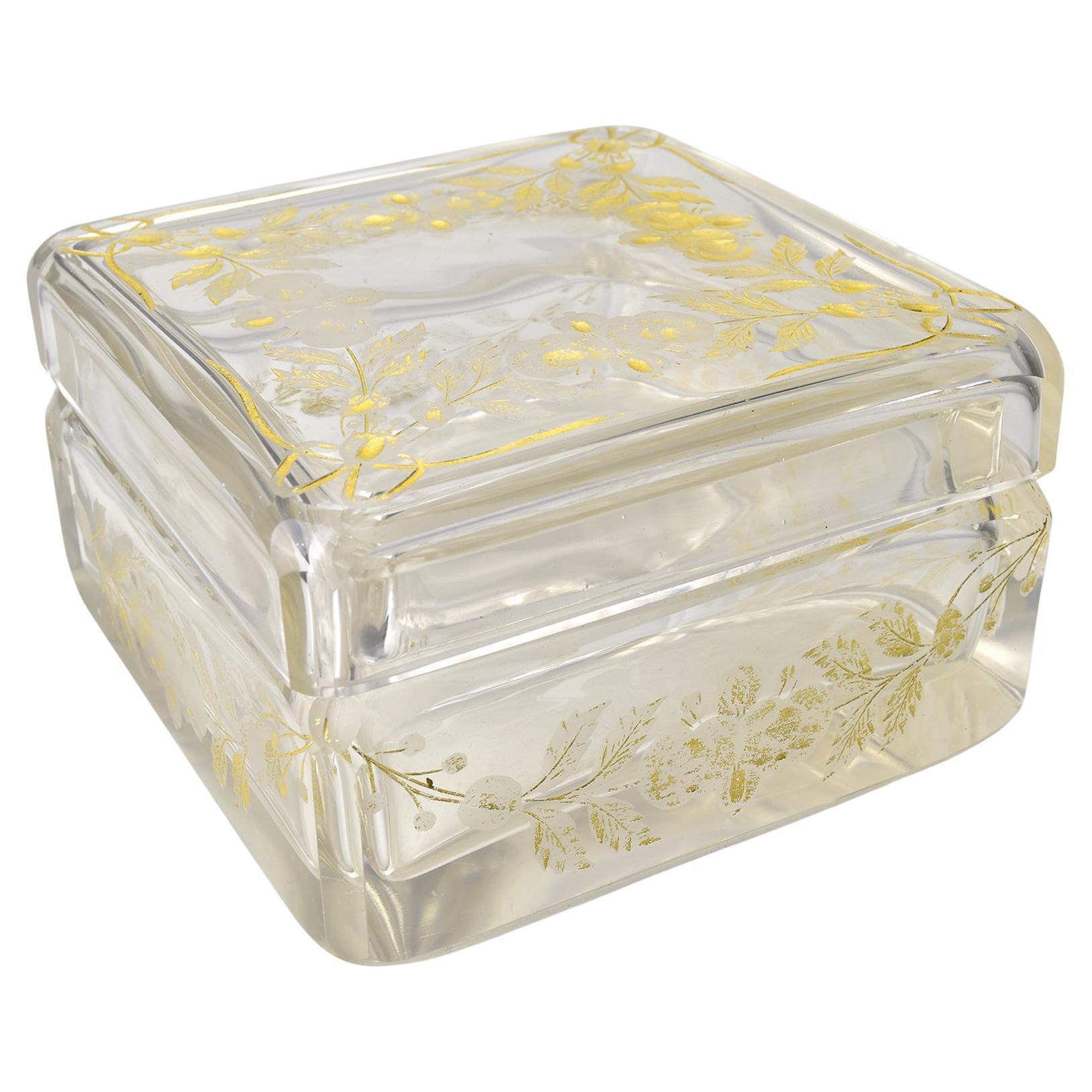 Antigua caja de cristal de Bohemia con motivos florales grabados y dorados de Moser en venta