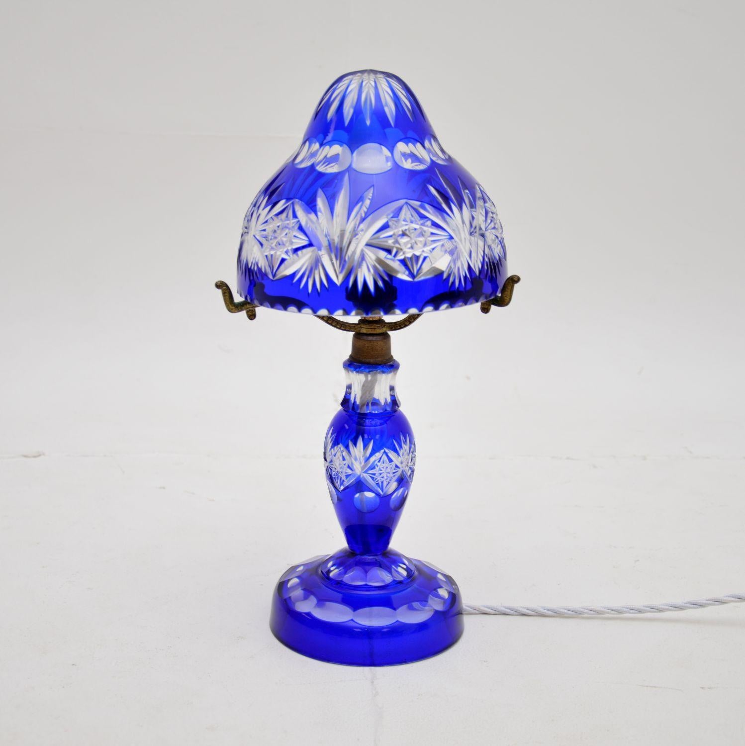 Magnifique lampe de table, vase et plat anciens en cristal de Bohème. Fabriquées en Bohemia, elles datent des années 1910-20 environ.

La qualité est fantastique, le verre de cristal transparent est orné de superbes décorations taillées à la main.