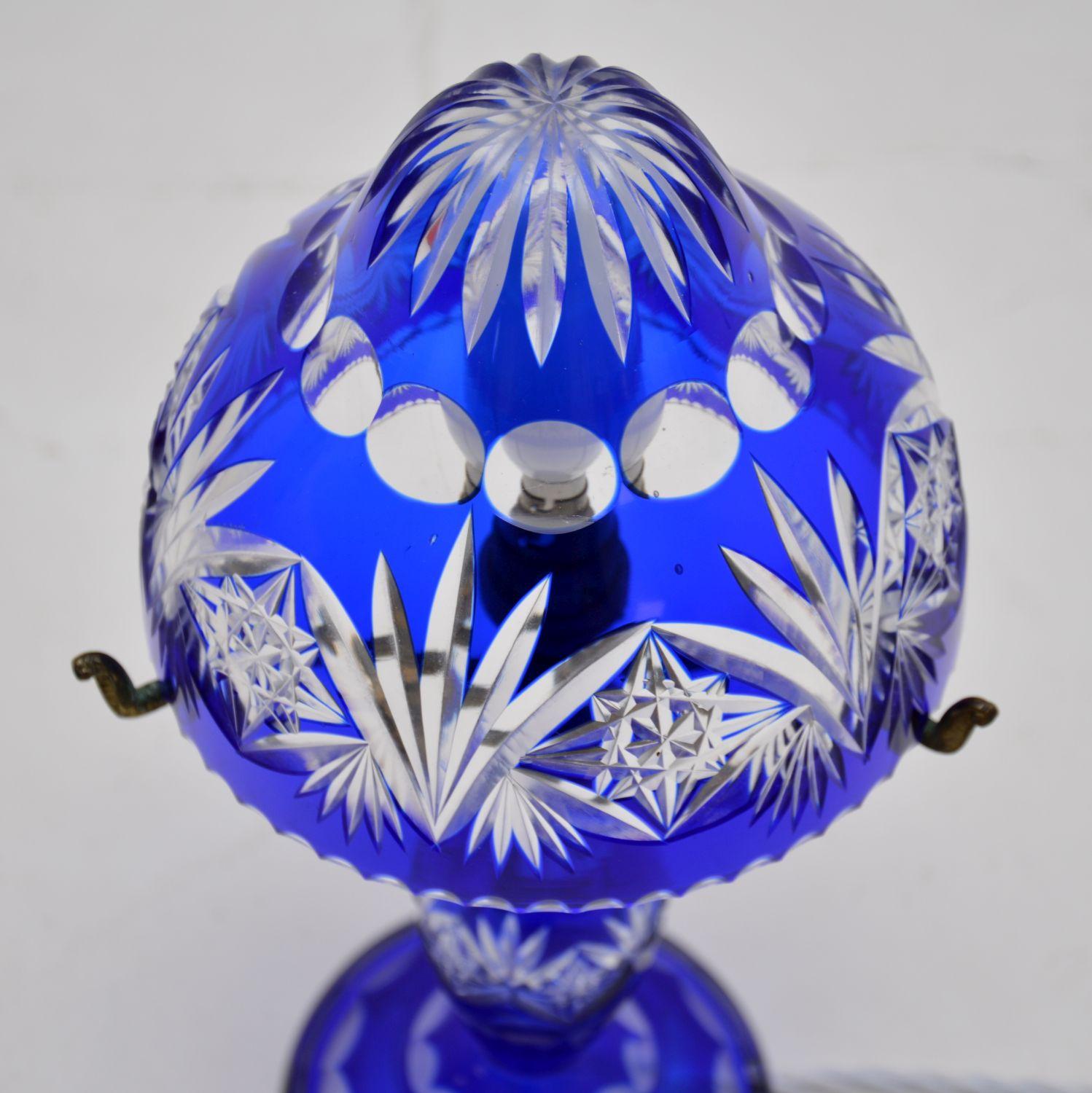 Ancienne lampe de table, vase et plat en cristal de Bohème Bon état - En vente à London, GB