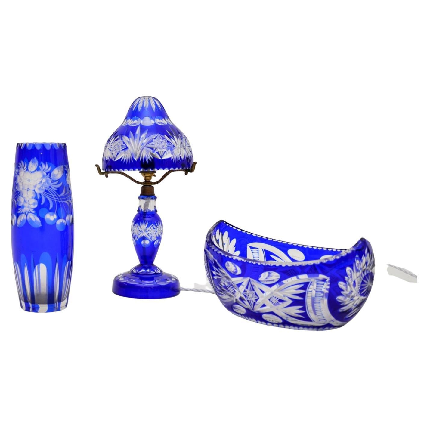 Ancienne lampe de table, vase et plat en cristal de Bohème en vente