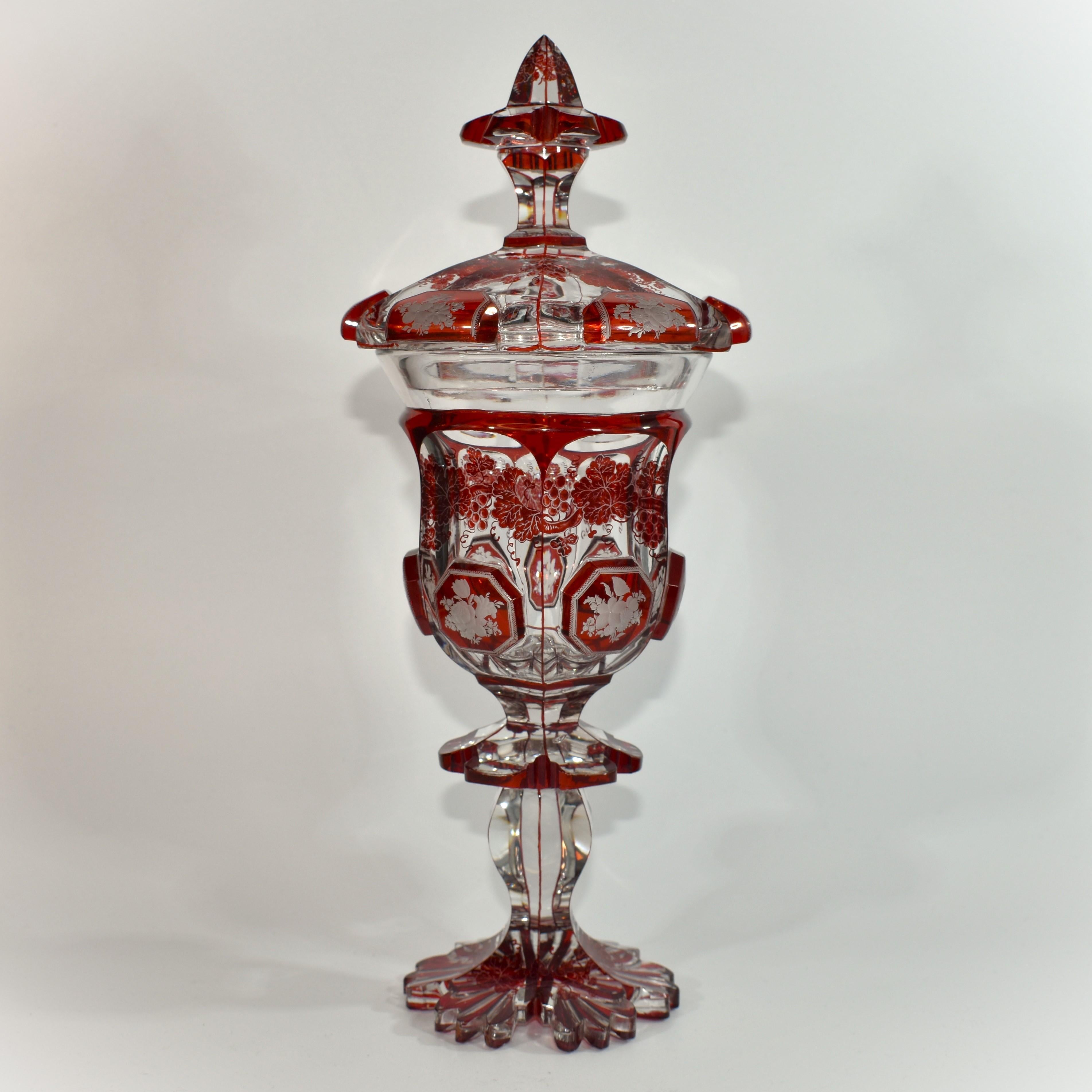 Gobelet et couvercle en verre de Bohème de la plus haute qualité du 19e siècle

Transparent et rouge rubis, avec décoration rouge rubis et gravure à la main

Décoré de vignes et de bouquets

Repose sur un pied festonné avec une base évasée en