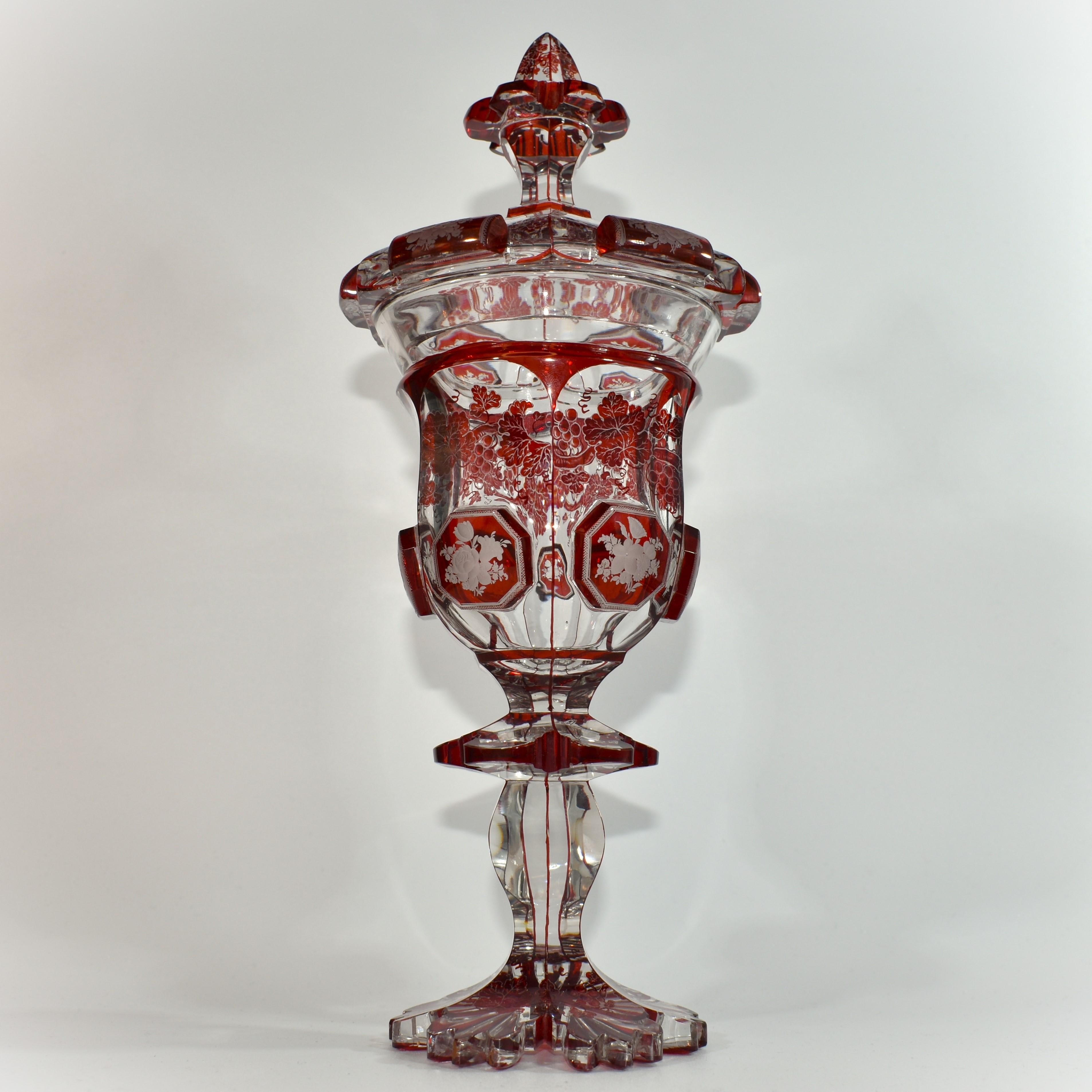 Fait main Antique gobelet de Bohème en verre gravé rouge rubis et transparent, 19ème siècle en vente