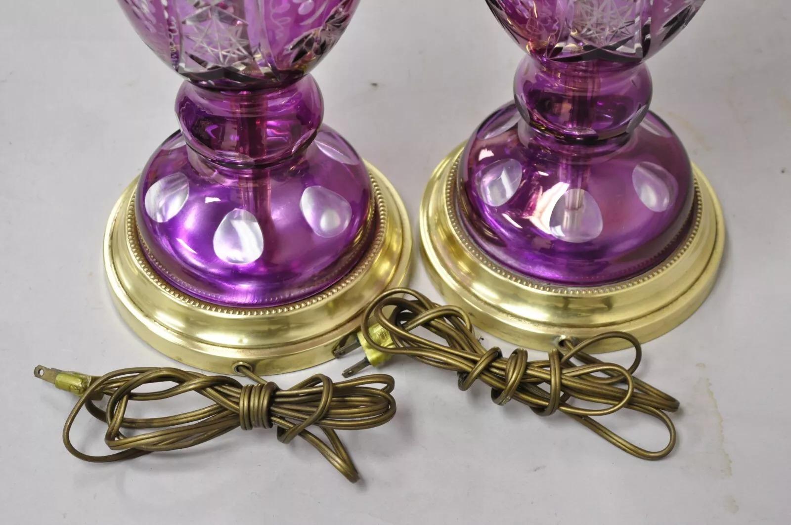 Paire de lampes de bureau anciennes de Bohème tchèques en laiton et verre taillé en vigne violet en vente 4