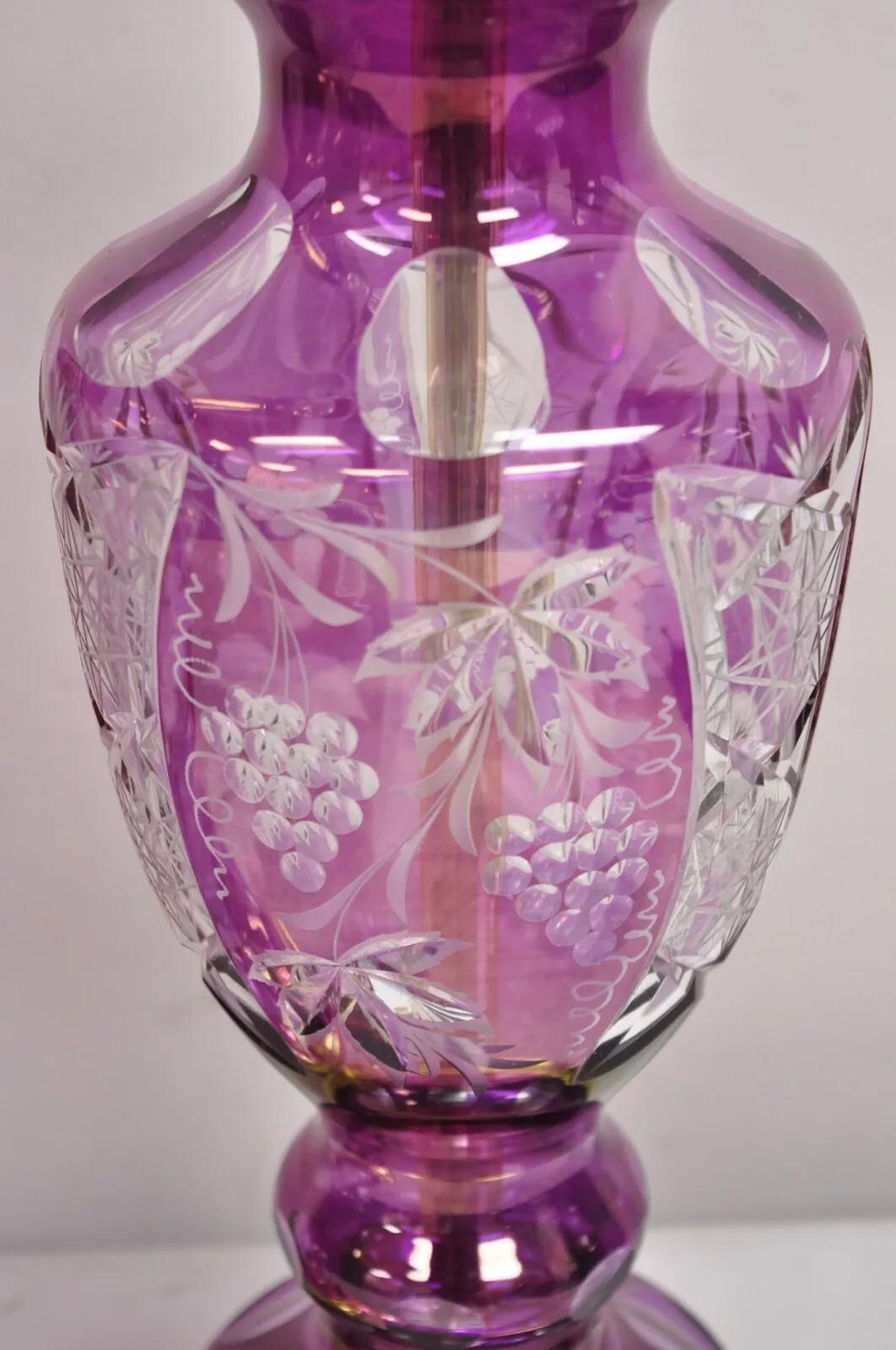Paire de lampes de bureau anciennes de Bohème tchèques en laiton et verre taillé en vigne violet en vente 5