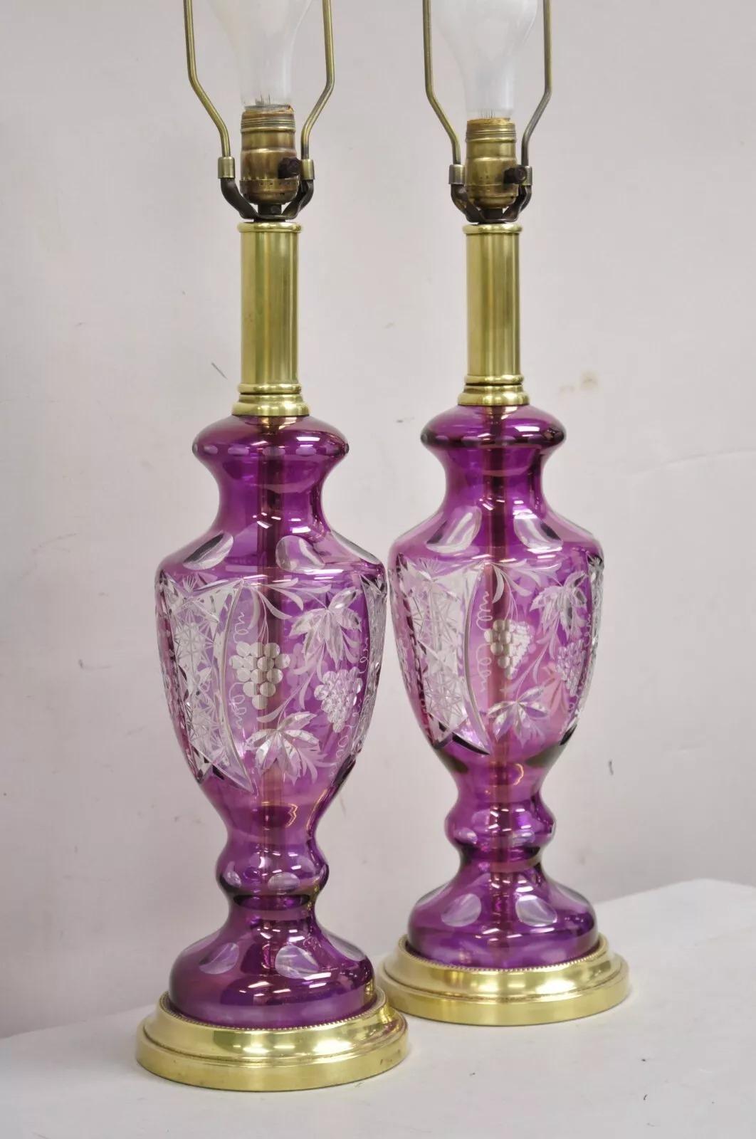 Paire de lampes de bureau anciennes de Bohème tchèques en laiton et verre taillé en vigne violet en vente 6
