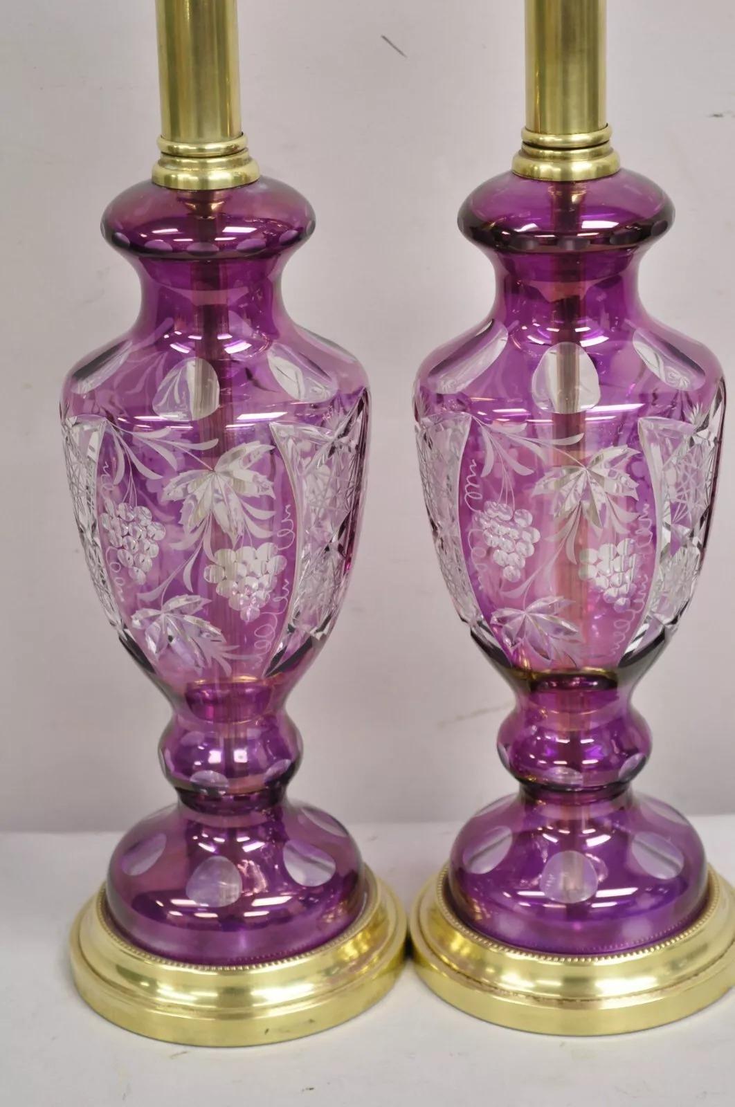 Inconnu Paire de lampes de bureau anciennes de Bohème tchèques en laiton et verre taillé en vigne violet en vente