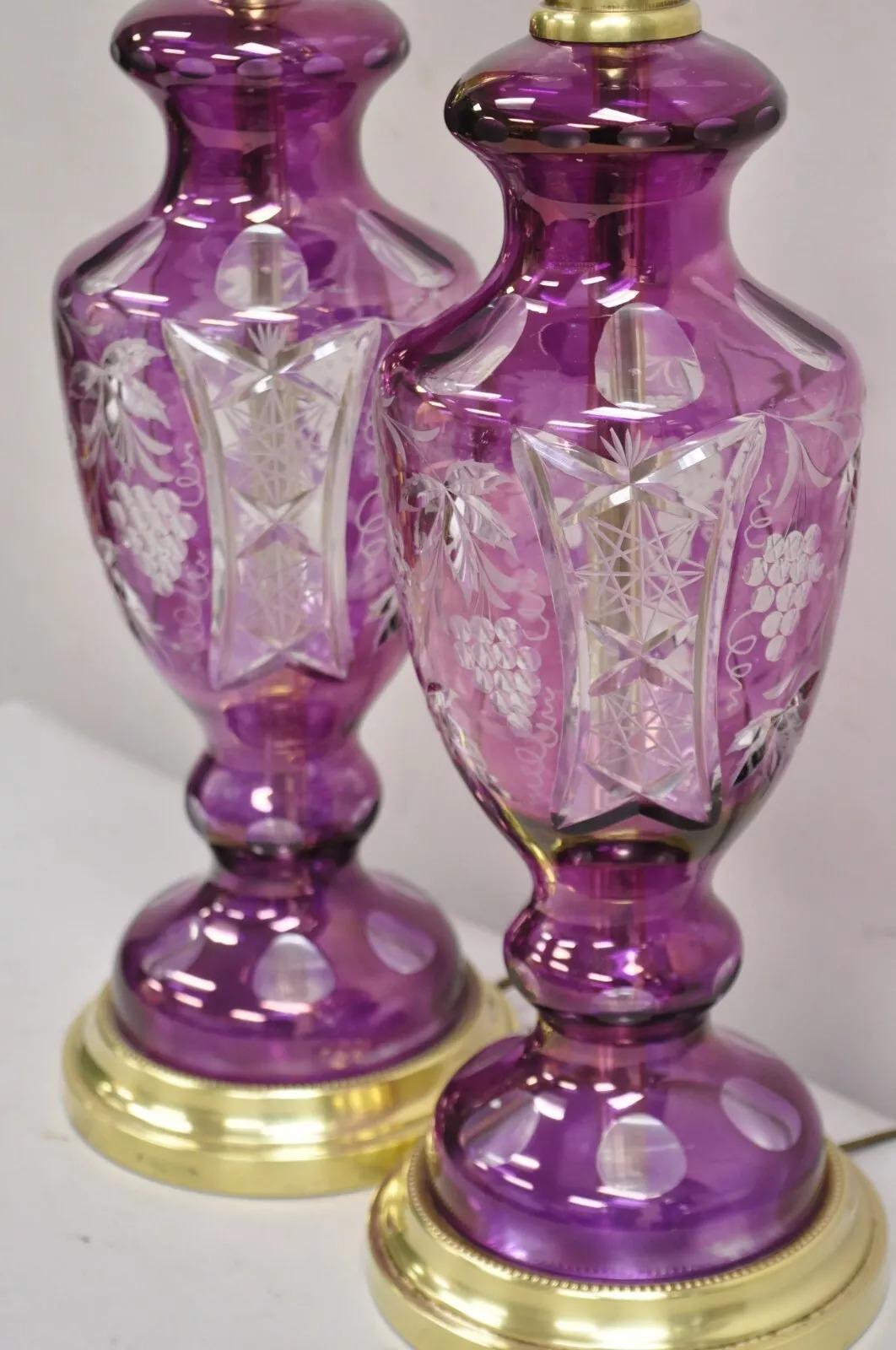 Paire de lampes de bureau anciennes de Bohème tchèques en laiton et verre taillé en vigne violet Bon état - En vente à Philadelphia, PA
