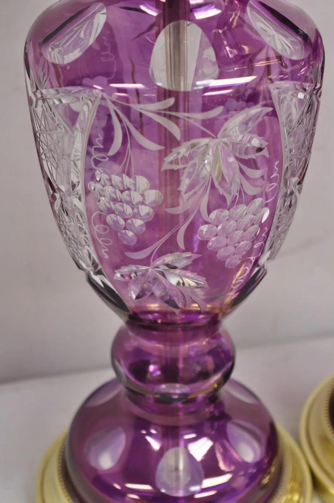 20ième siècle Paire de lampes de bureau anciennes de Bohème tchèques en laiton et verre taillé en vigne violet en vente