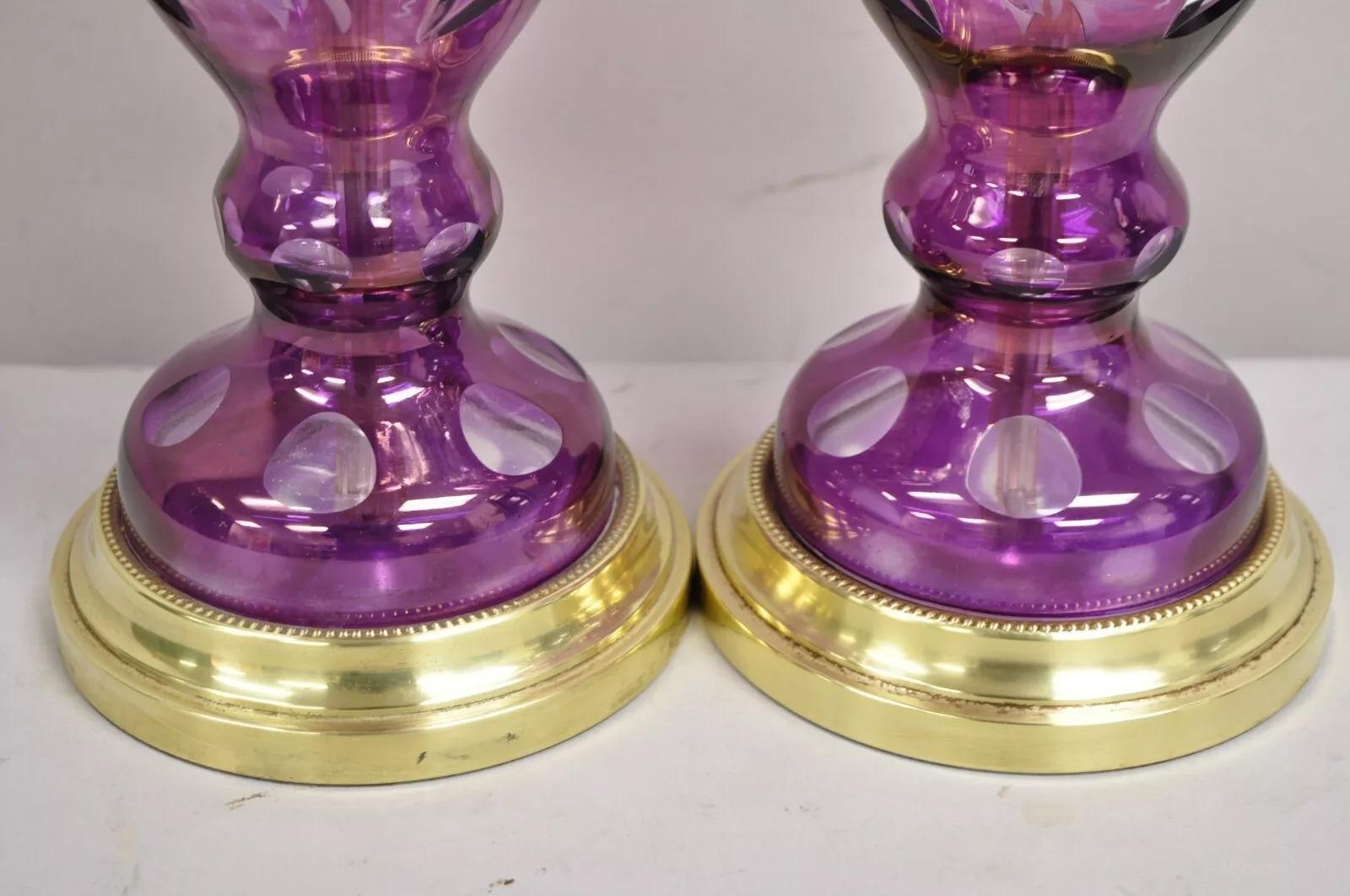 Paire de lampes de bureau anciennes de Bohème tchèques en laiton et verre taillé en vigne violet en vente 1
