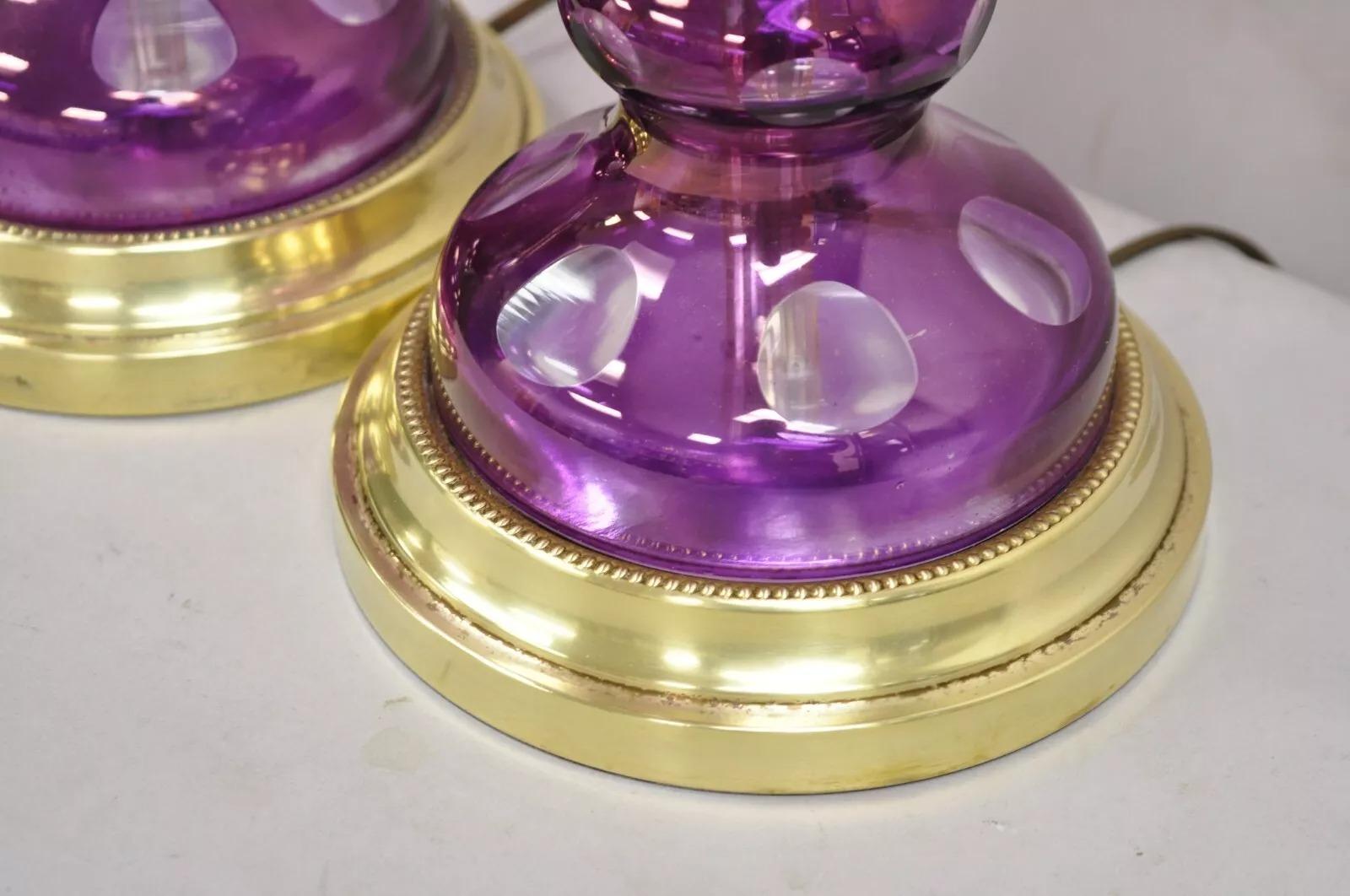 Paire de lampes de bureau anciennes de Bohème tchèques en laiton et verre taillé en vigne violet en vente 2