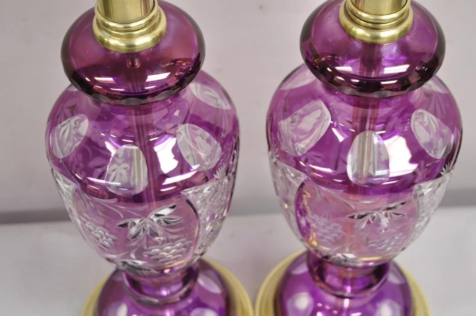 Paire de lampes de bureau anciennes de Bohème tchèques en laiton et verre taillé en vigne violet en vente 3
