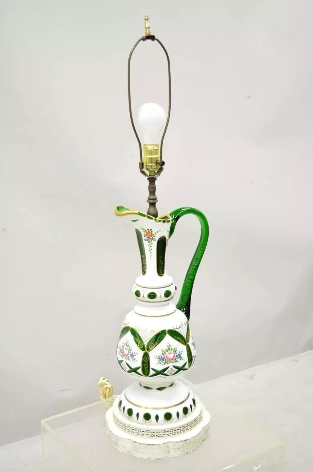 Lampe de table ancienne en verre tchèque ciselé de Bohème, de forme urne verte et blanche. Circa Early 20th Century. Dimensions : 36