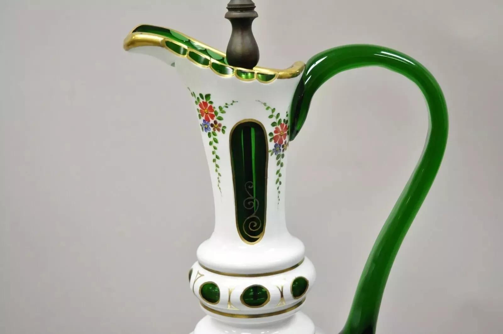 Art déco Ancienne lampe de bureau à aiguière en verre vert et blanc en forme d'urne de Bohème tchèque en vente