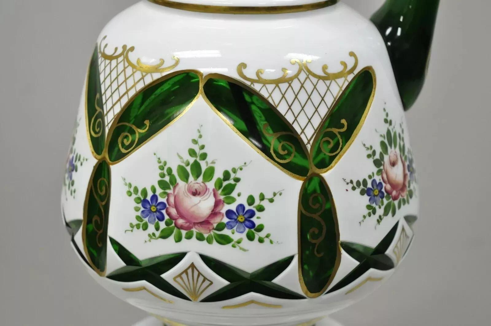 Inconnu Ancienne lampe de bureau à aiguière en verre vert et blanc en forme d'urne de Bohème tchèque en vente