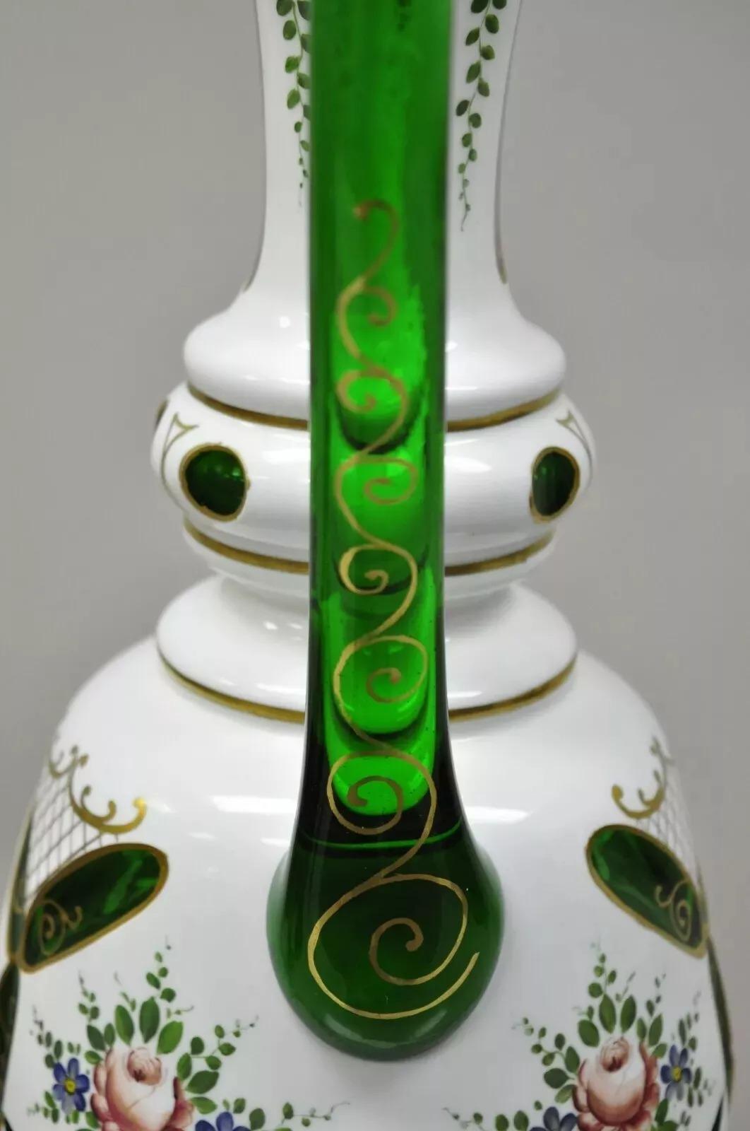 Ancienne lampe de bureau à aiguière en verre vert et blanc en forme d'urne de Bohème tchèque Bon état - En vente à Philadelphia, PA