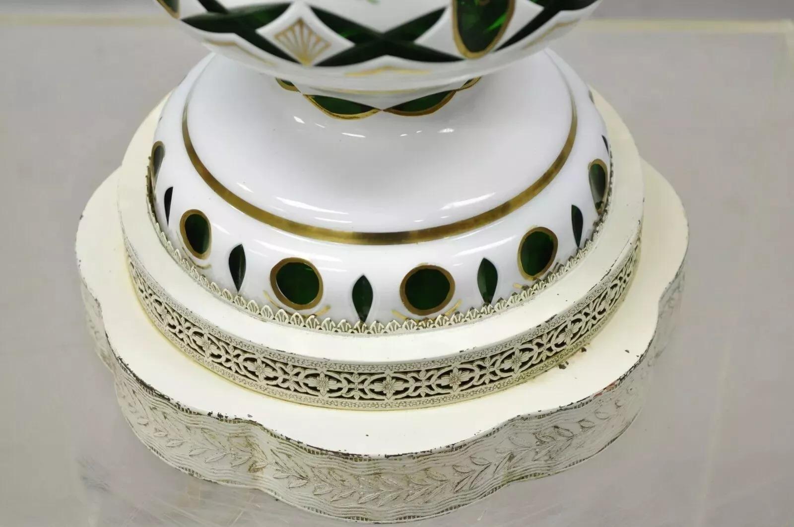 20ième siècle Ancienne lampe de bureau à aiguière en verre vert et blanc en forme d'urne de Bohème tchèque en vente