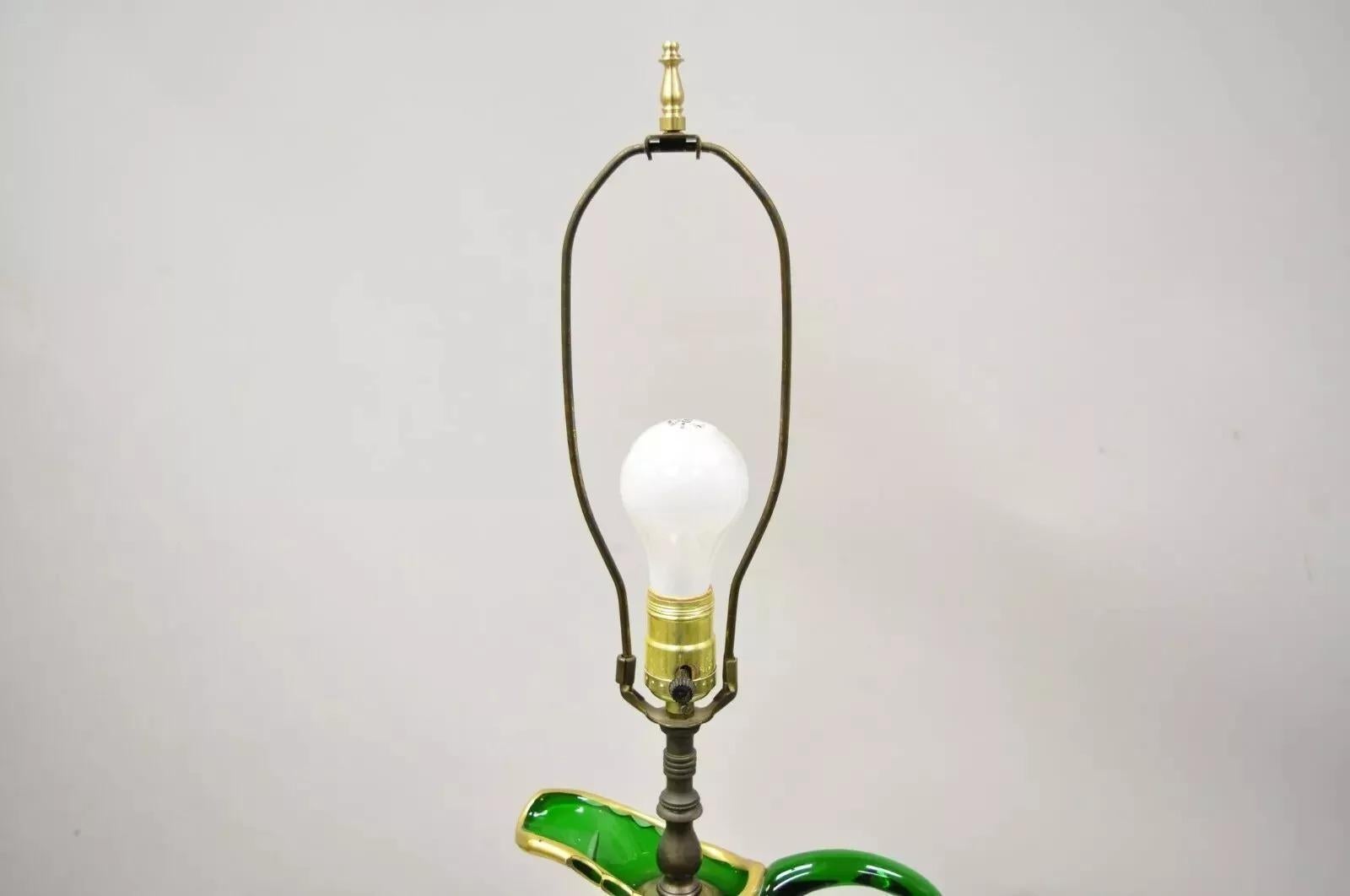Verre Ancienne lampe de bureau à aiguière en verre vert et blanc en forme d'urne de Bohème tchèque en vente